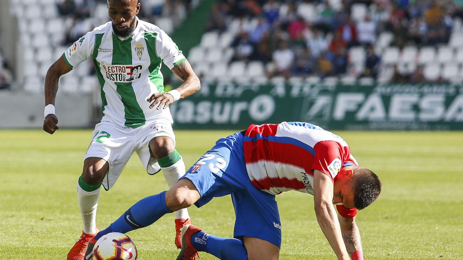 Blati Touré pugna por el balón con Djurdjevic. Blati Touré pugna por el balón con Djurdjevic.