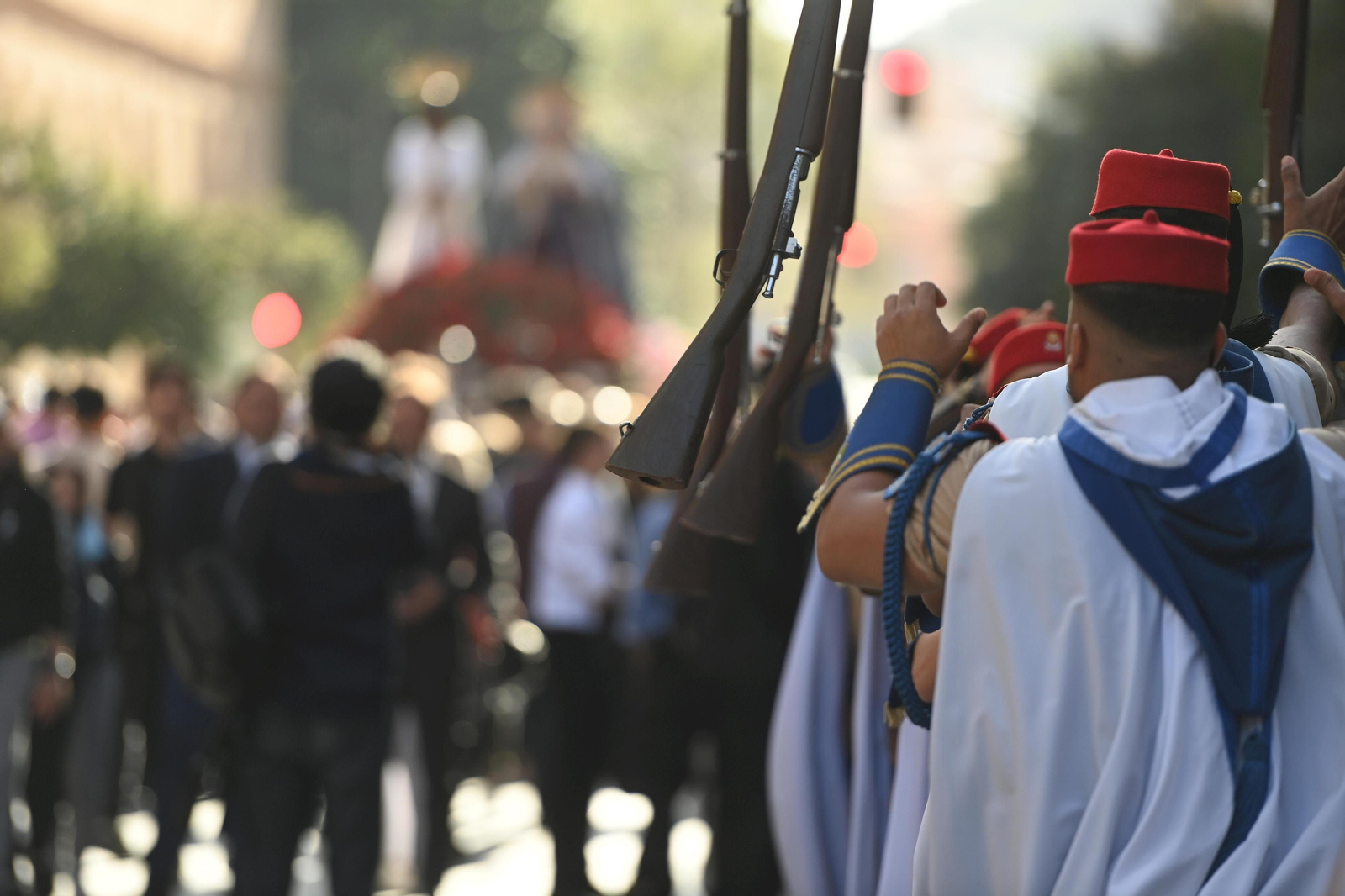La misa del alba y el traslado del Cautivo, en fotos