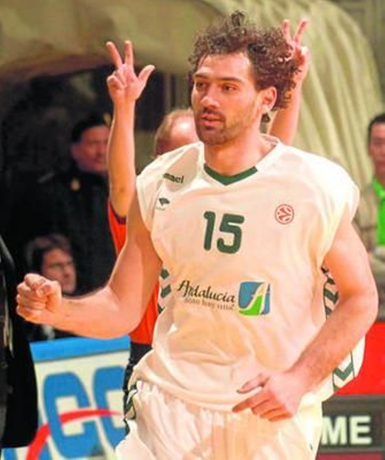 Jorge Garbajosa celebra una canasta en un triunfo en Siena en el año 2006.