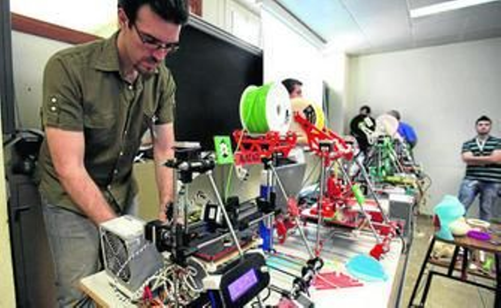 Sobre la mesa, cinco impresoras 3D. Han sido fabricadas por otra impresora 3D.