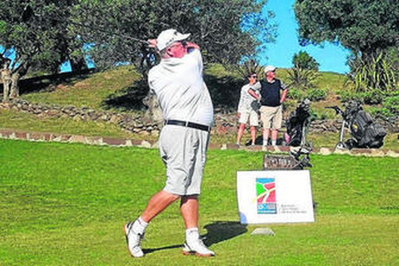 Un jugador ejecuta un golpe desde el 'tee' de salida.
