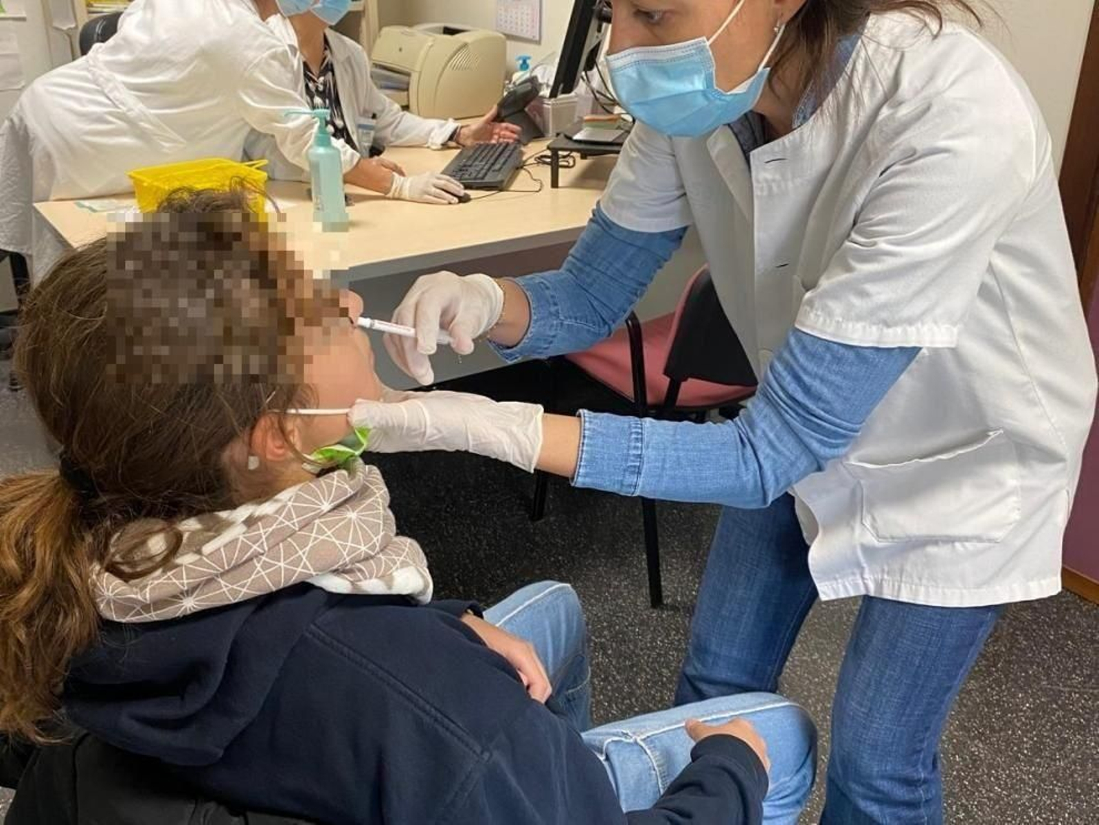 Una mujer se vacuna contra la gripe