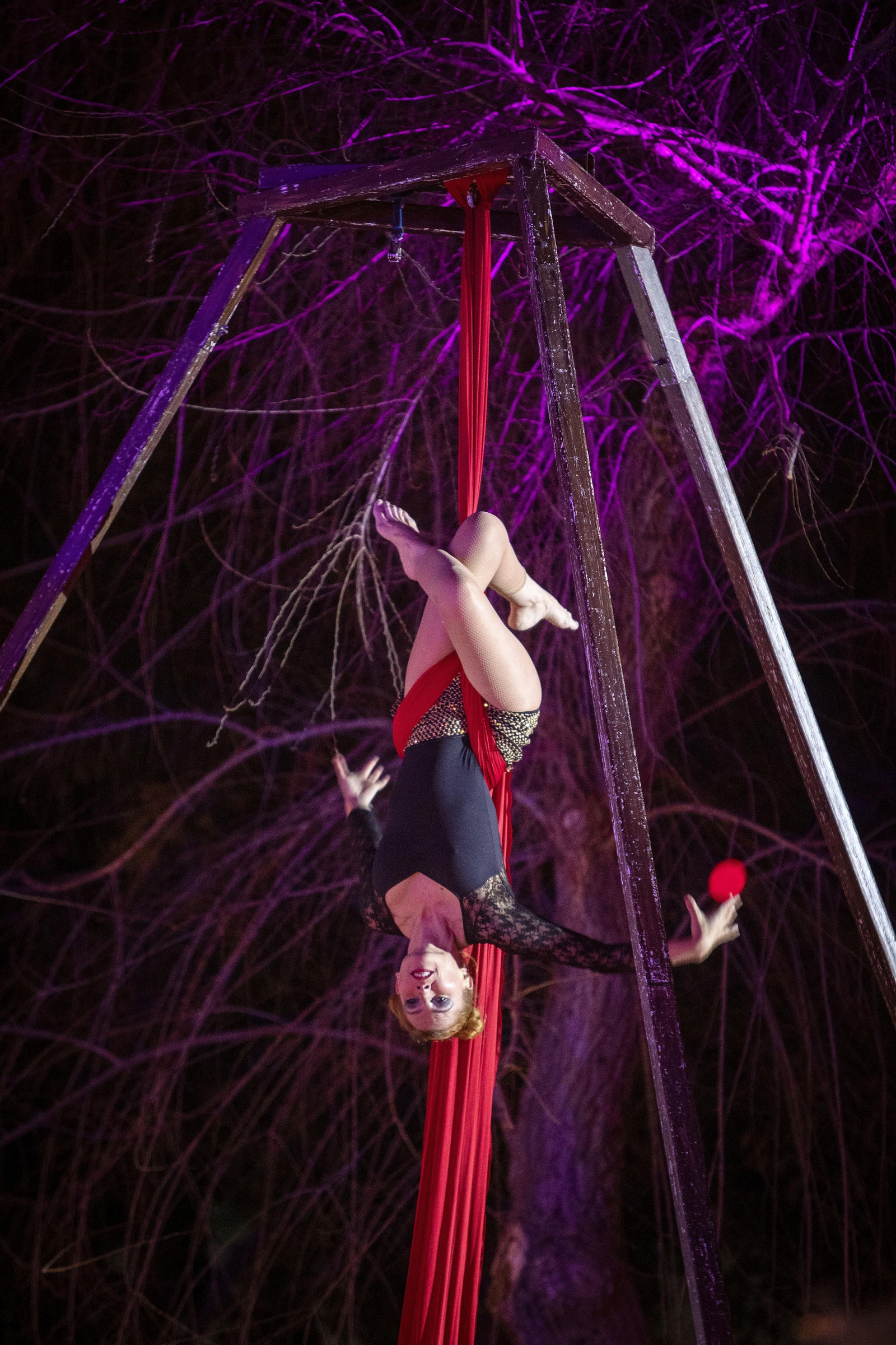 Danza aérea de Eva Escudier, junto al escenario de Parque.