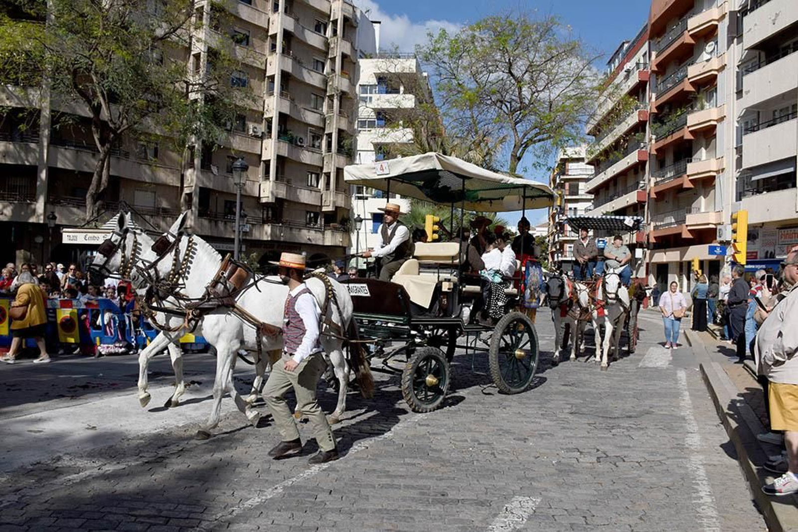Las mejores imágenes de los peregrinos en la salida de Emigrantes