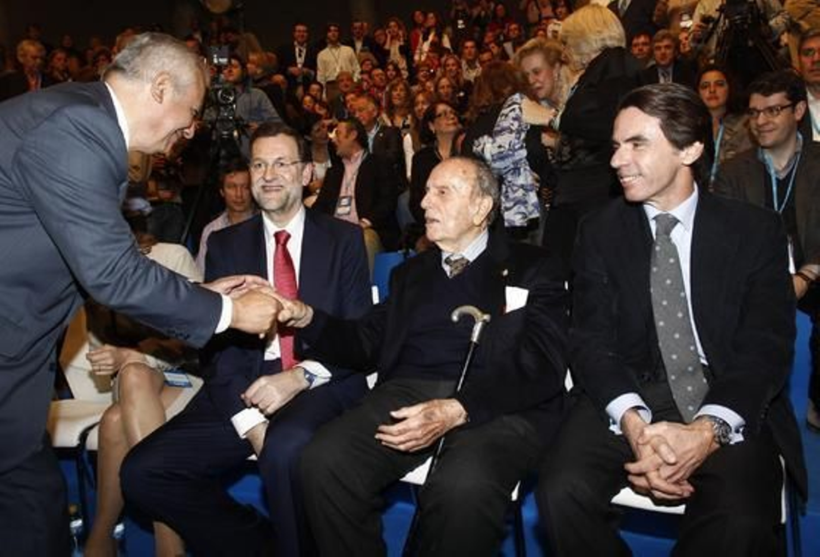 Javier Arenas, presidente del PP en Andalucía, saluda a Manuel Fraga, el fundador del Partido Popular, que está sentado junto a Mariano Rajoy, actual número uno del partido, y José María Aznar,ex presidente del Gobierno.

Foto: Antonio Pizarro