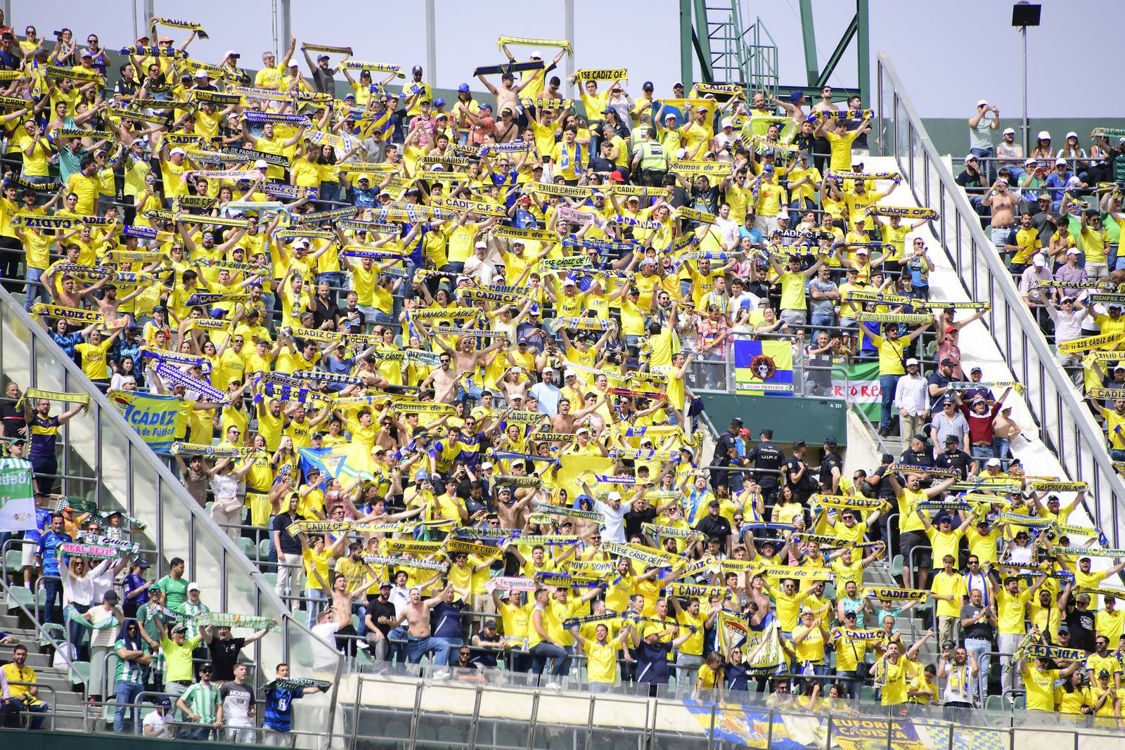Hinchas cadistas en el Benito Villamarín la pasada campaña.
