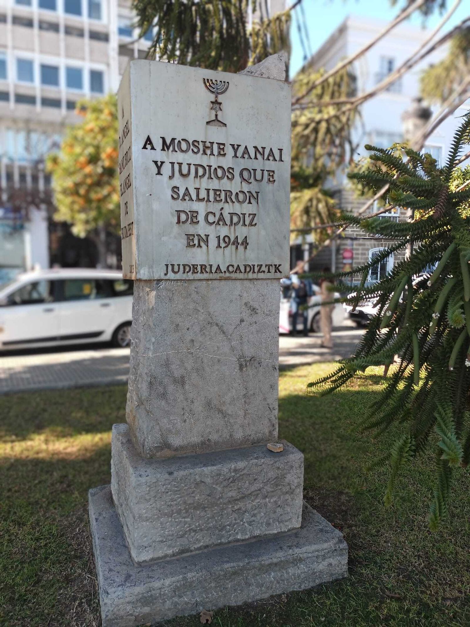 Monumento conmemorativo que recuerda la salida de judíos desde Cádiz en 1944.