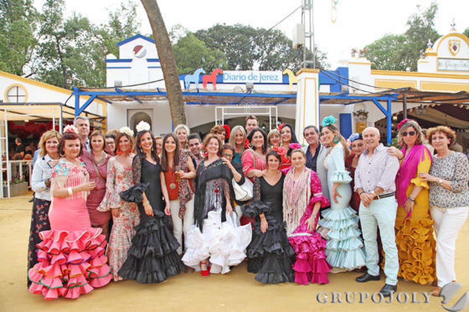 La directora, los profesores y personal administrativo del colegio de La Granja pasaron un rato de convivencia en la caseta de este periódico. 

Foto: Vanesa Lobo