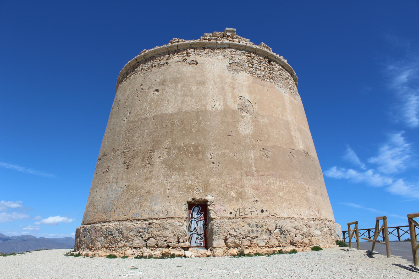 Puerta de acceso por la parte sur de la torre