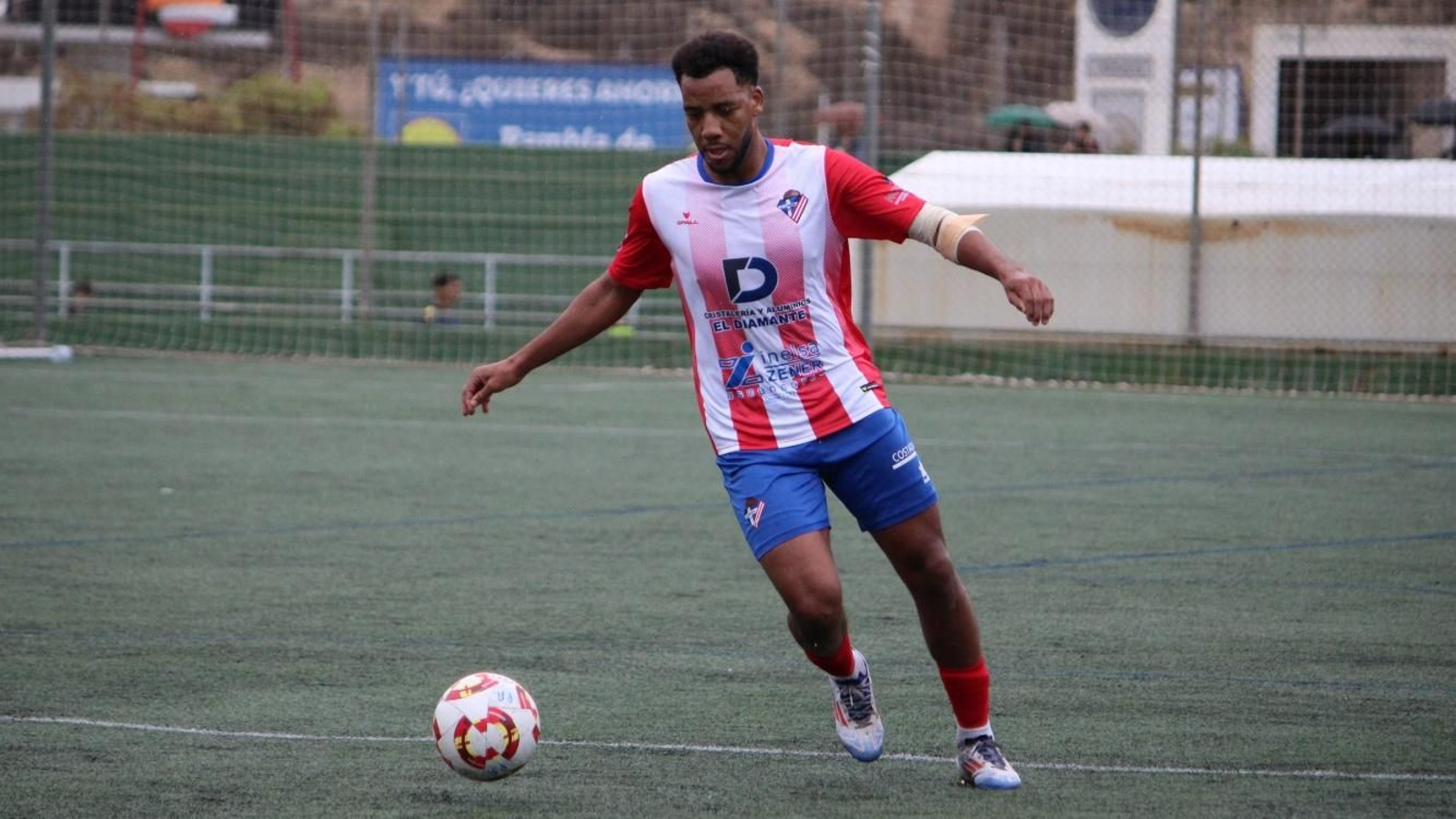 Othman maneja el balón en la Ciudad Deportiva de Los Ángeles.