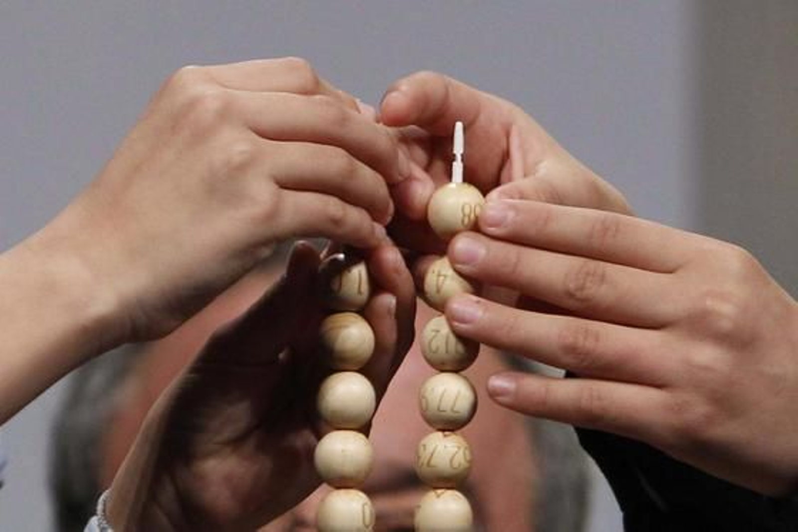 El Gordo ha recaído en el número 58.268, vendido íntegramente en un pubelo de Huesca.

Foto: EFE