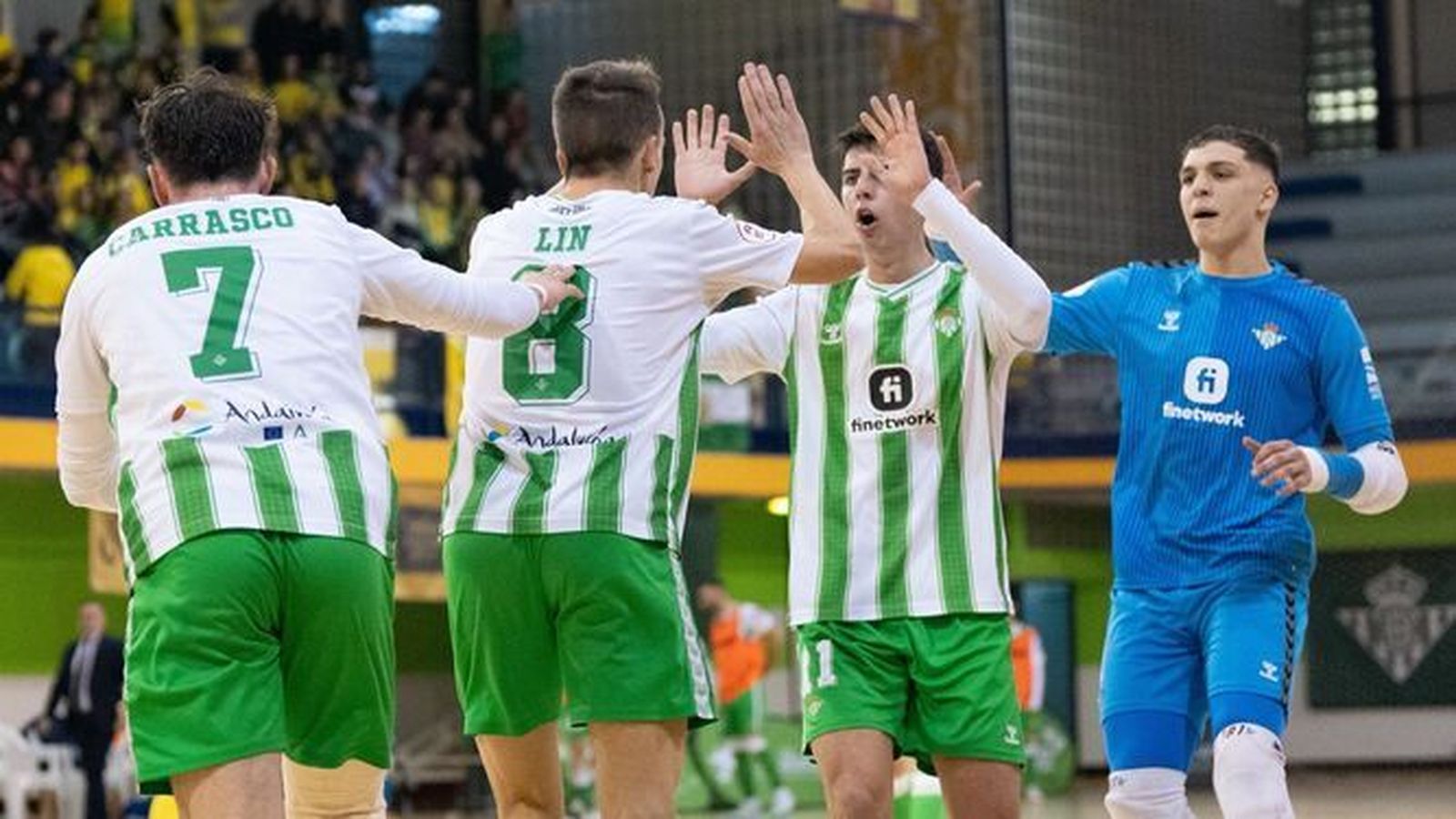 Los futbolistas del Betis Futsal celebran un gol en un partido en Amate.