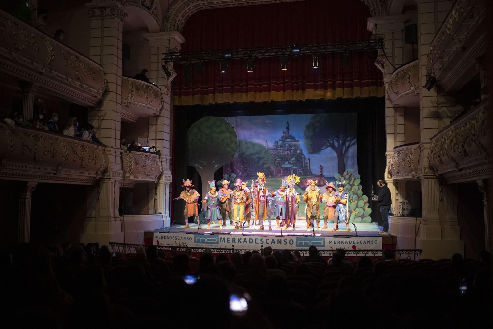 Imágenes de la actuación de la comparsa de Villalba del Alcor y Paterna  'Un mundo nuevo' en el Carnaval Colombino