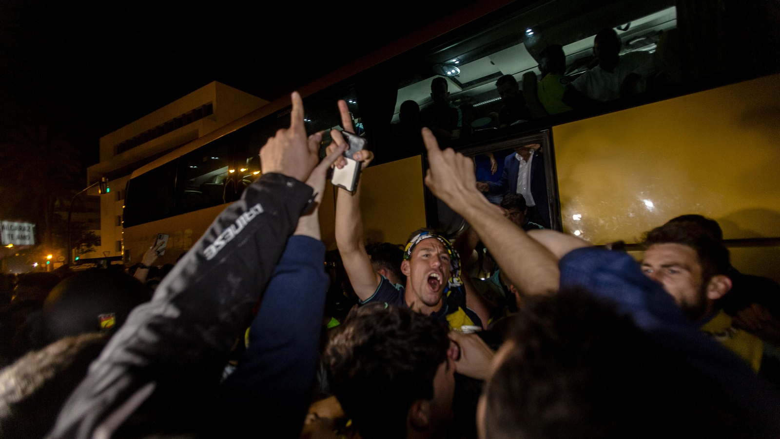 En imágenes el encuentro de los jugadores del Cádiz C.F. y la afición en las Puertas de Tierra.