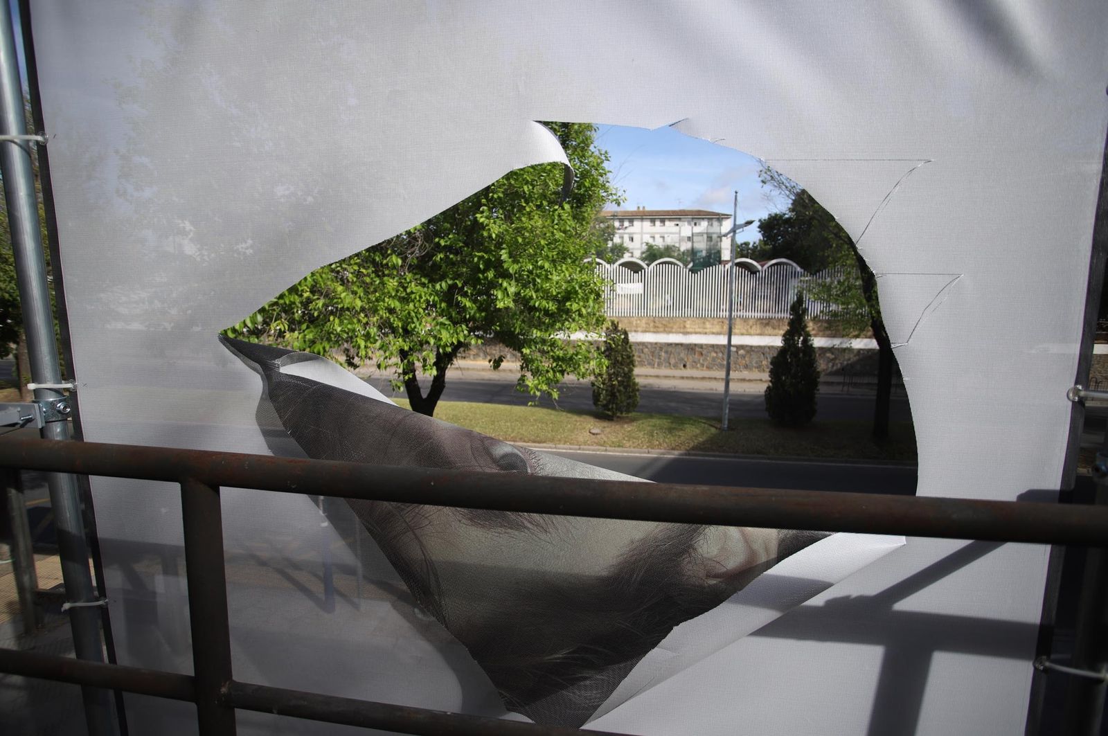 Imágenes  de los actos vandálicos en la exposición al aire libre de Jorge Fuembuena en la Avda Santa Marta