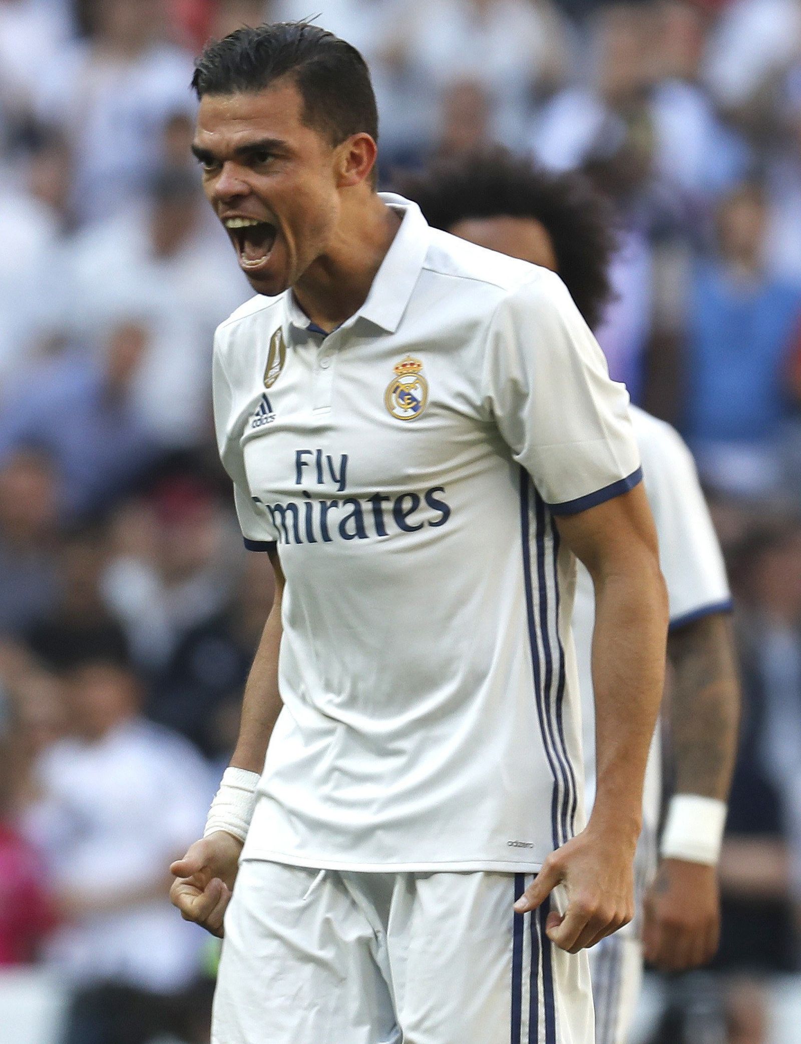 El defensa portugués Pepe celebrando un gol.