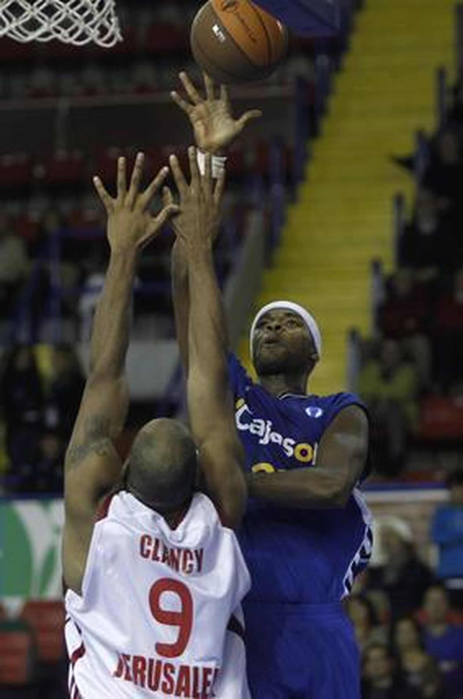 El Cajasol vuelve a perder (72-76), esta vez contra el Hapoel Jerusalén, en un partido con alternativas en el que tuvo en triunfo en sus manos, pero lo dejó escapar.

Foto: Antonio Pizarro
