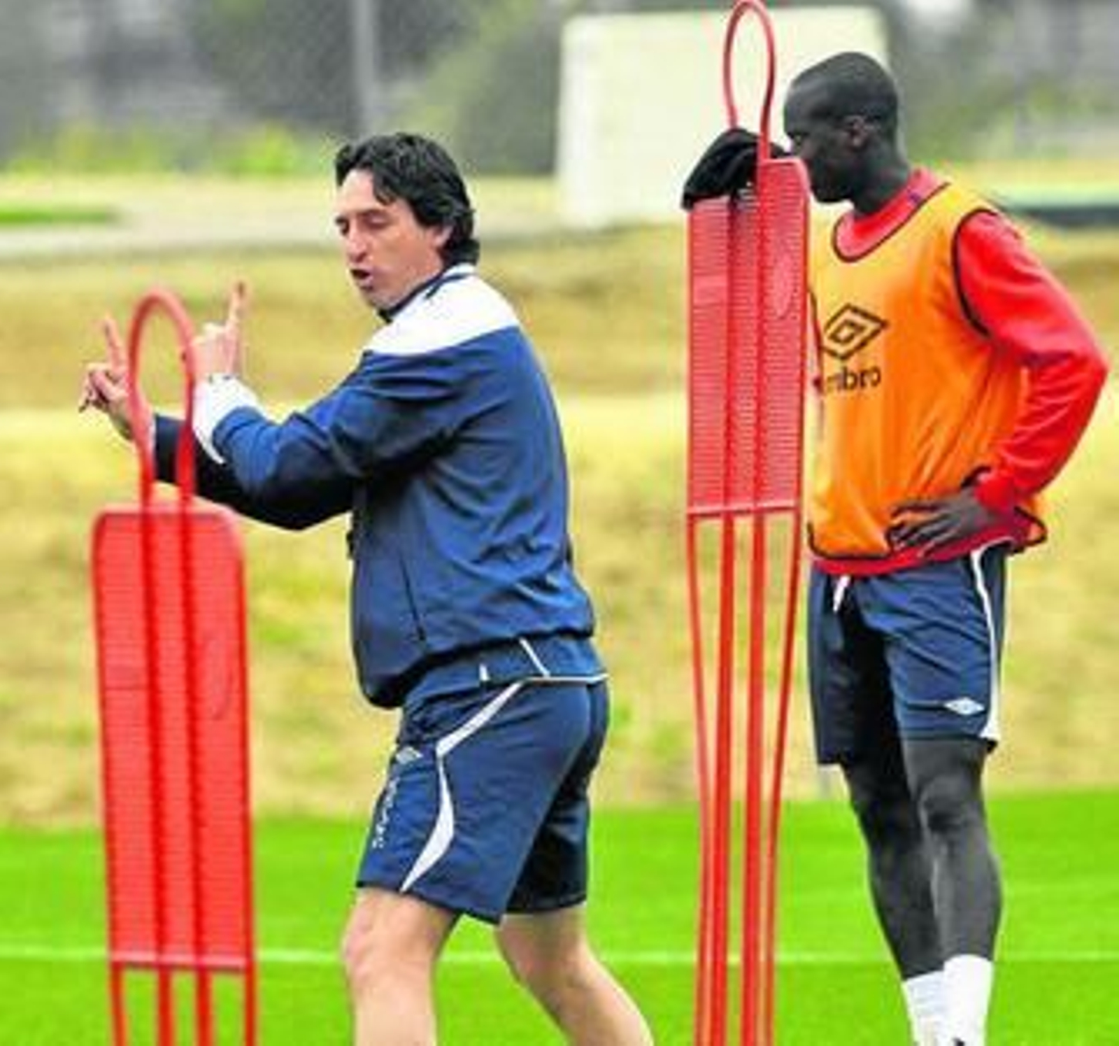 Unai Emery, con Babá, en un entrenamiento reciente.