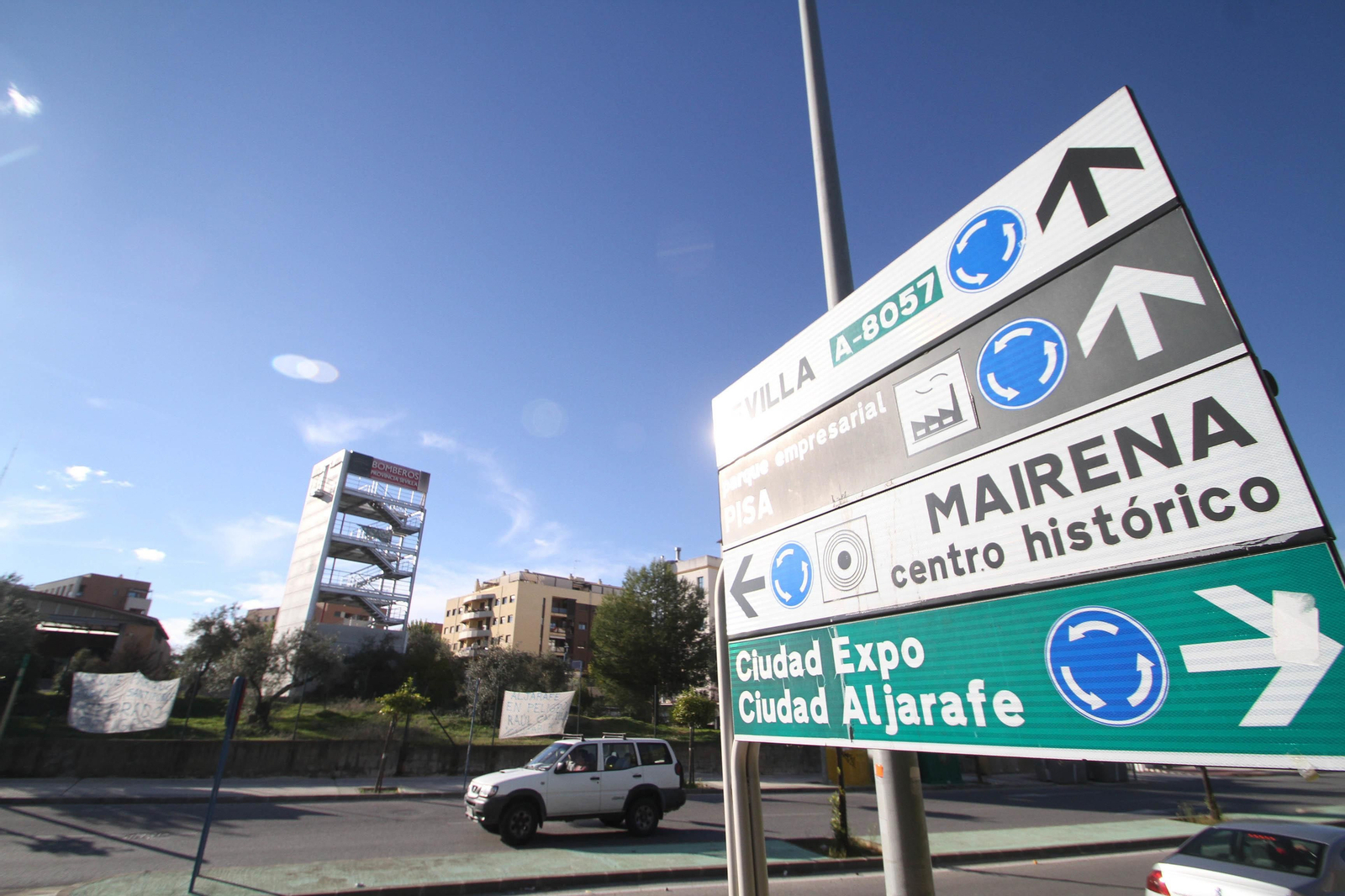 Conjunto de señales a la entrada de Mairena del Aljarafe, uno de los municipios que más ha crecido.