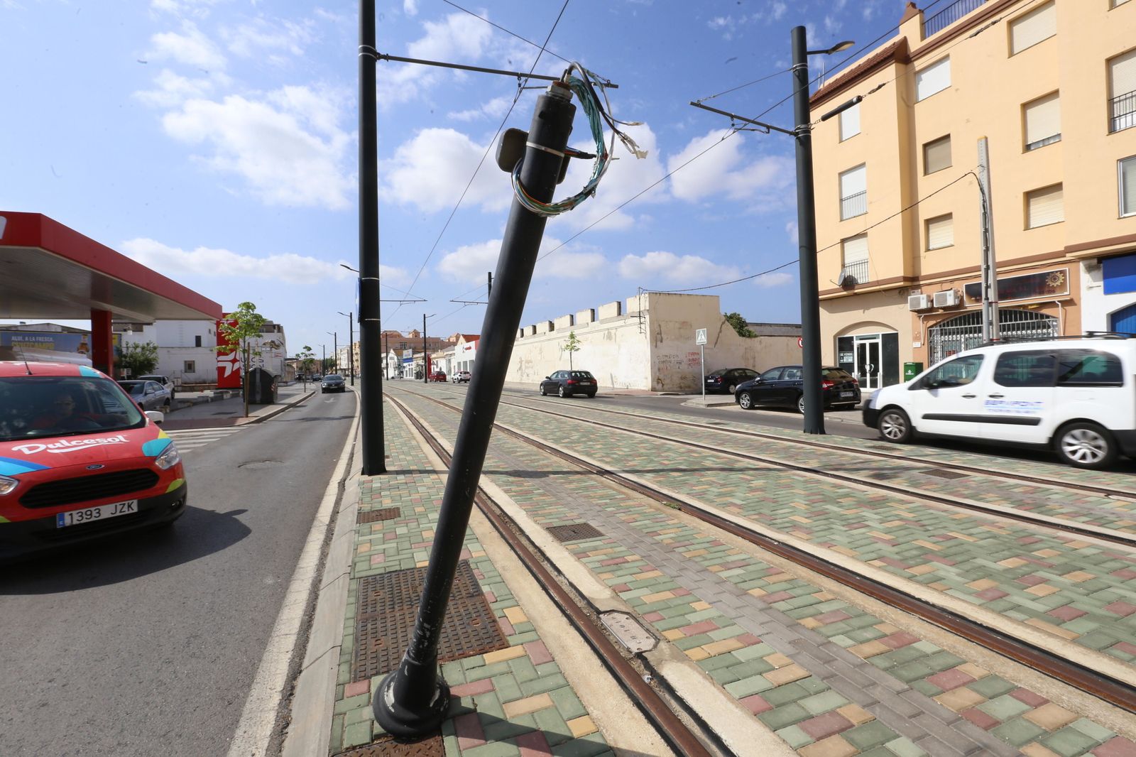 Desperfectos en algunos elementos del trazado urbano del tranvía a su paso por la ciudad.