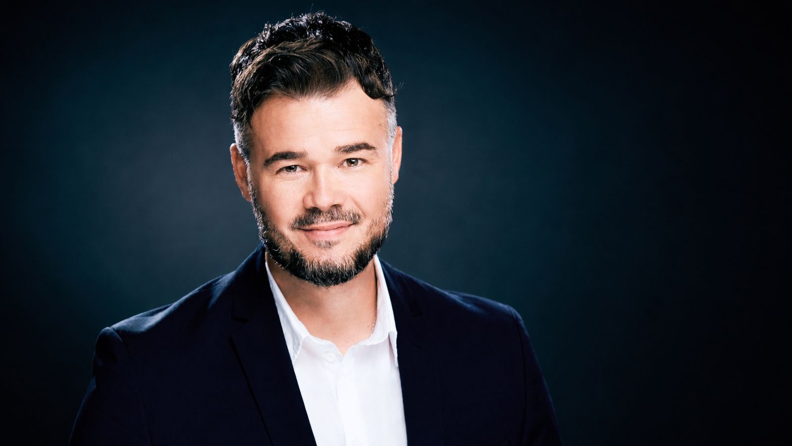 Pese a ser catalán, Rufián tiene raíces andaluzas: es de padre jiennense y de madre granadina.