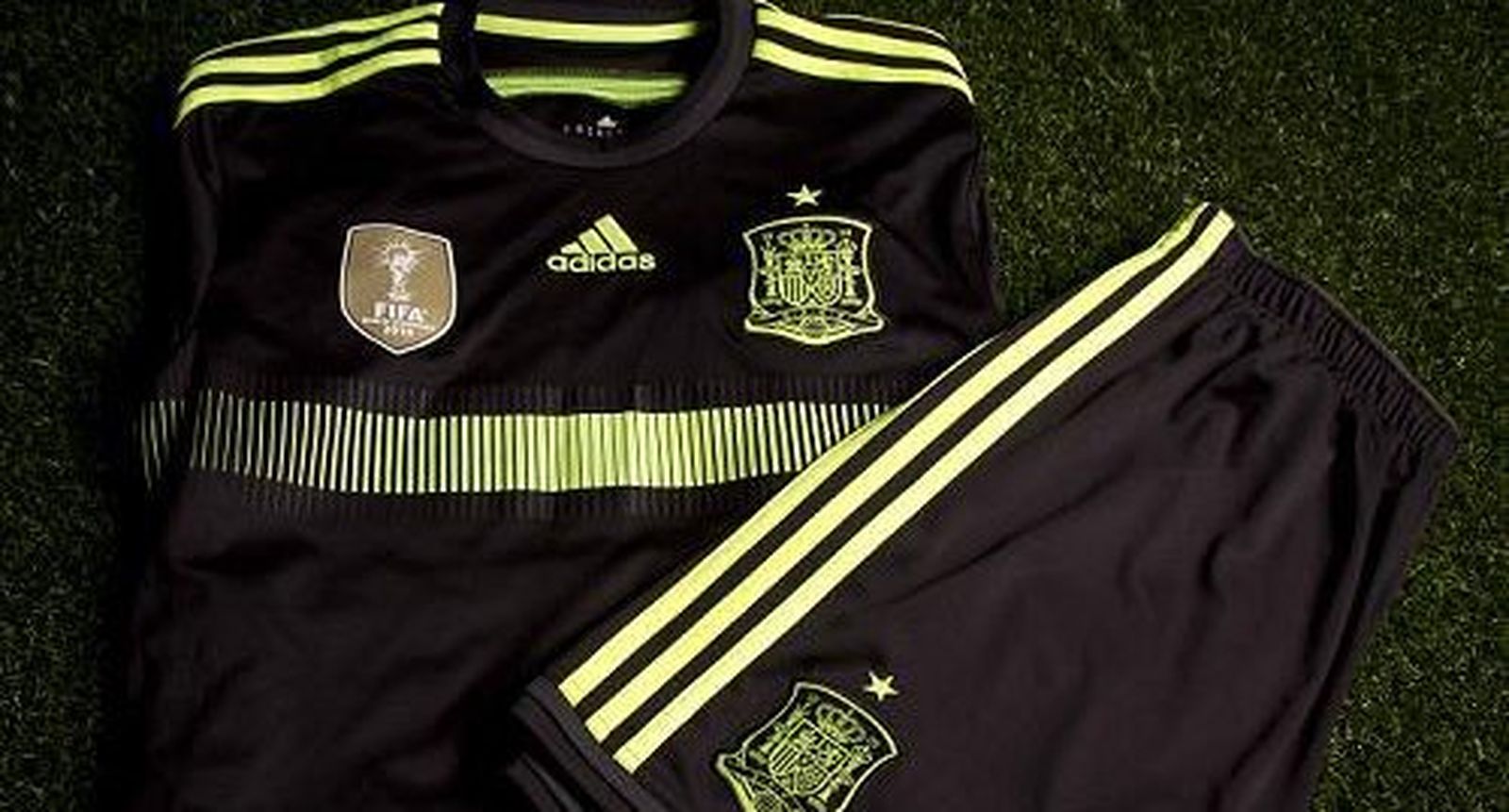 España vestirá de negro en su segunda equipación