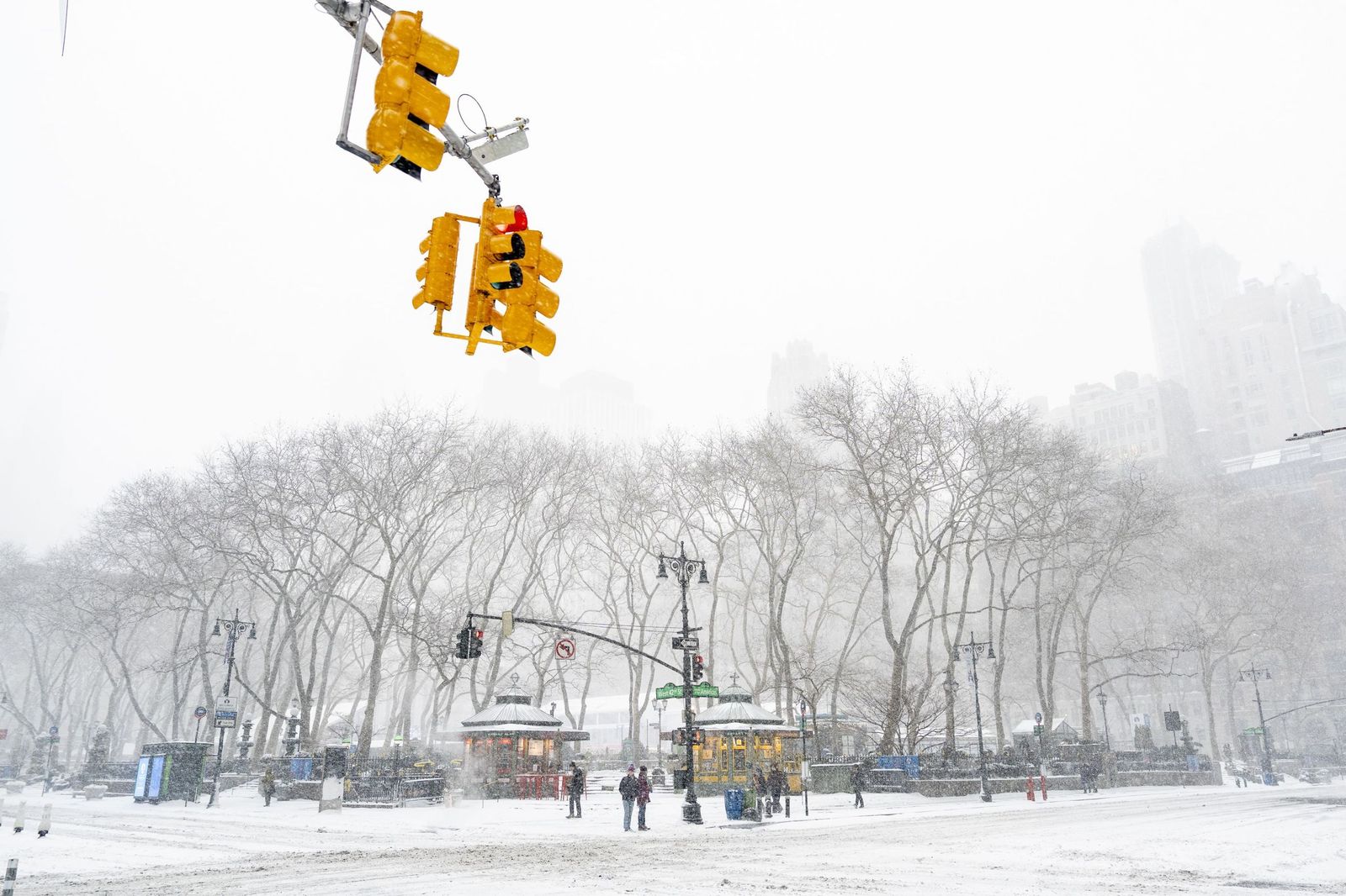 Las gélidas y blancas imágenes que deja la tormenta monstruosa en los EEUU
