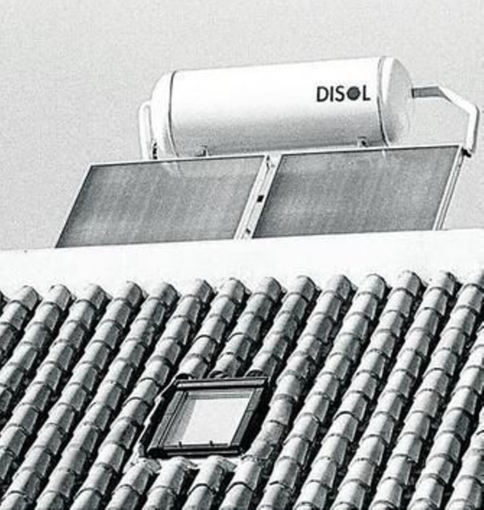 Placas solares en el tejado de una vivienda.