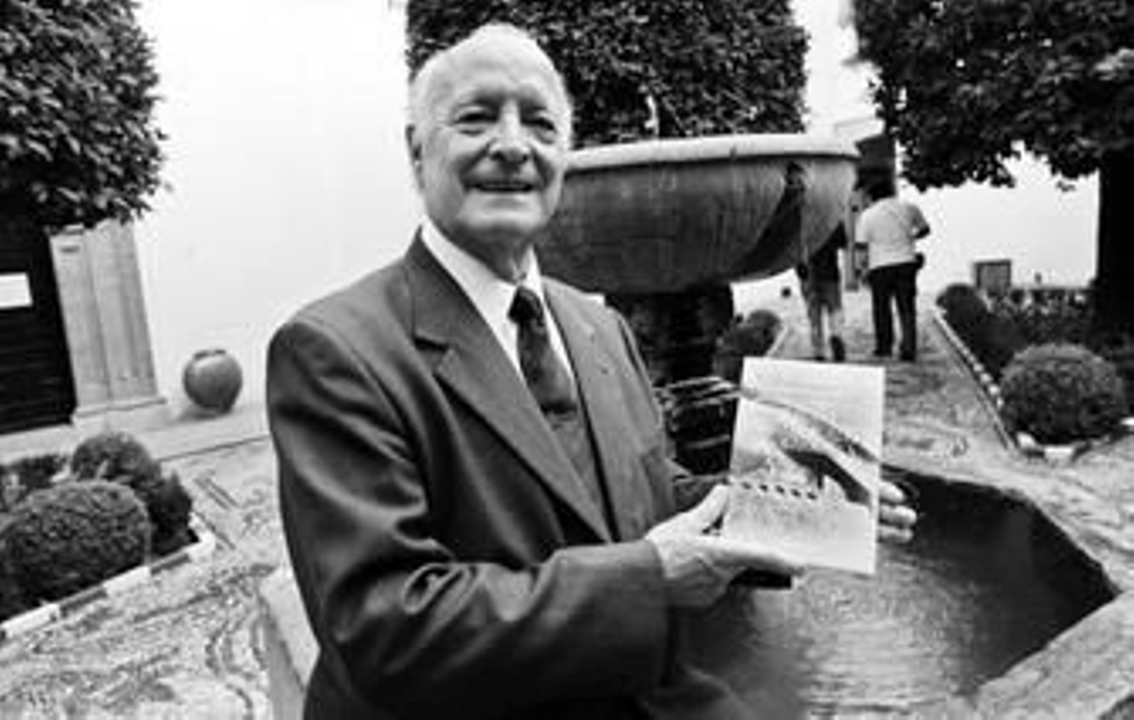 Moreno, con un ejemplar de su libro.