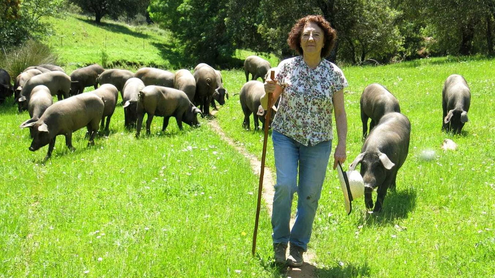 Carmen Bendara, bióloga, profesora y ganadera de Cazalla de la Sierra, en su finca de Riscos  Altos.