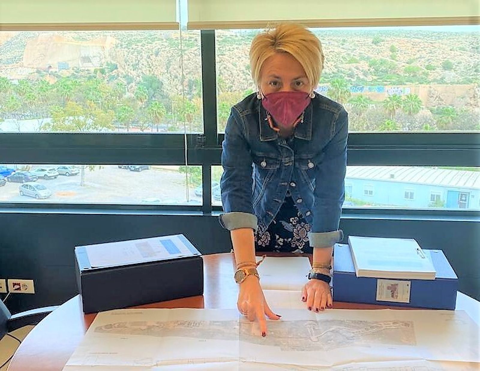 Eloisa Cabrera mostrando el proyecto a ejecutar en la Alcazaba.