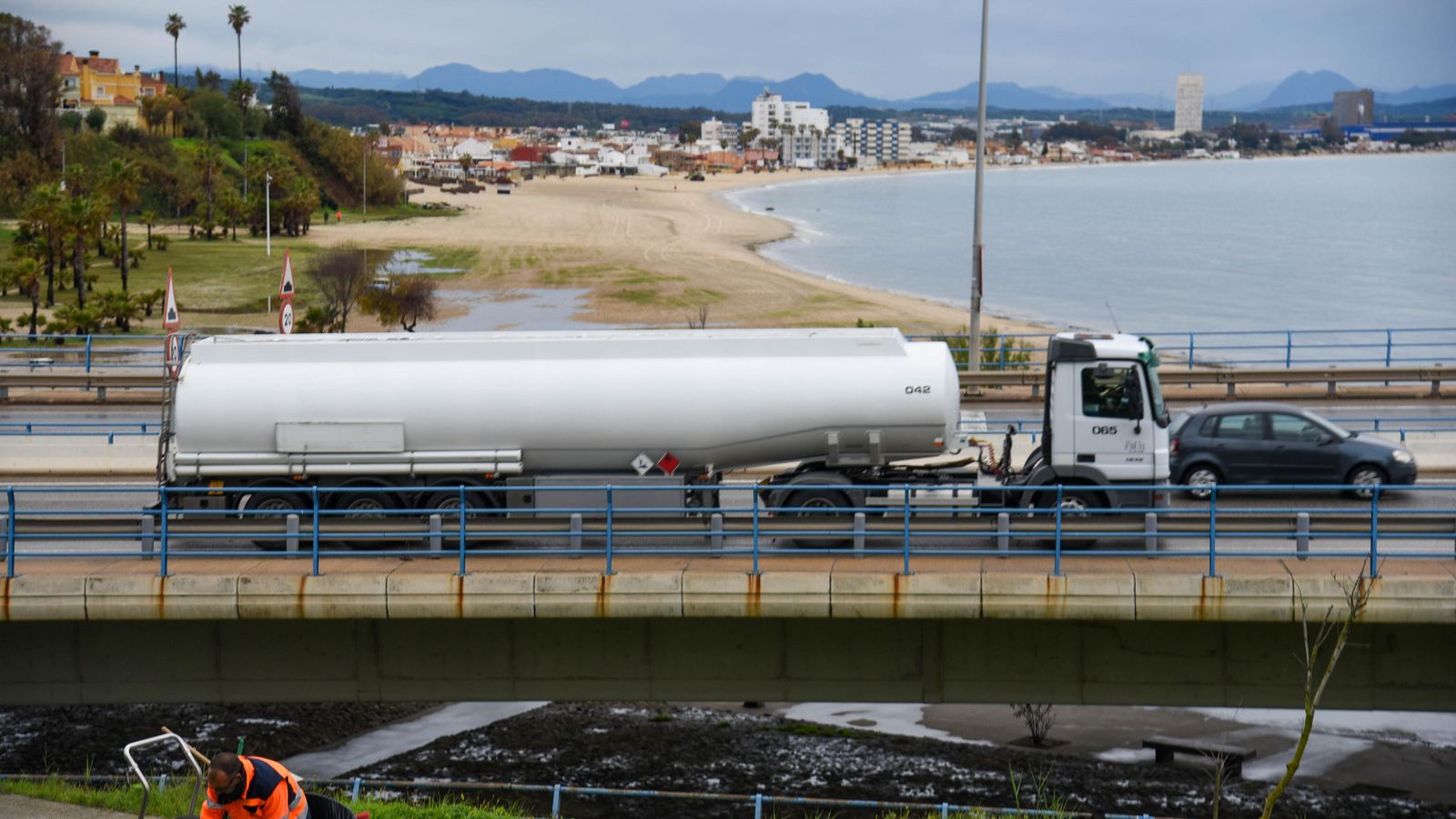Un camión cisterna en el Puerto de Algeciras.