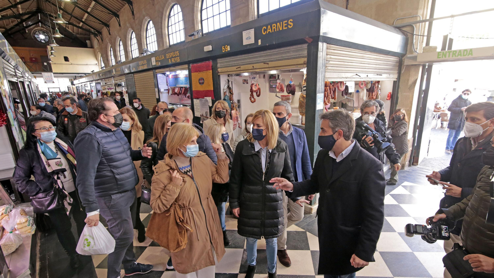 Visita de Ana Beltran a la plaza de abastos de Jerez