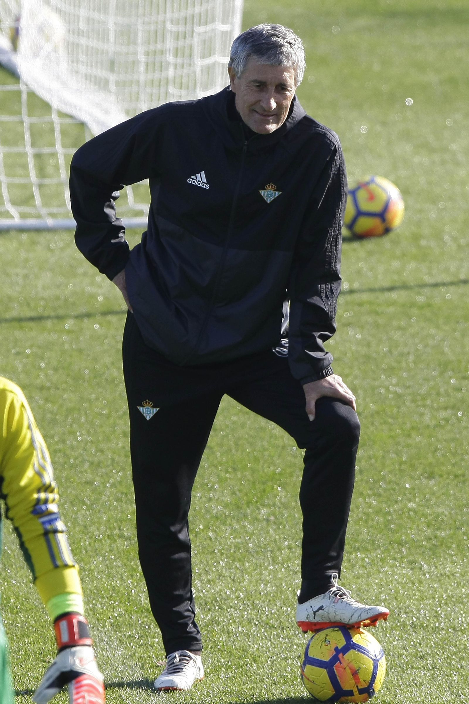 Quique Setién, risueño en plena sesión de trabajo.