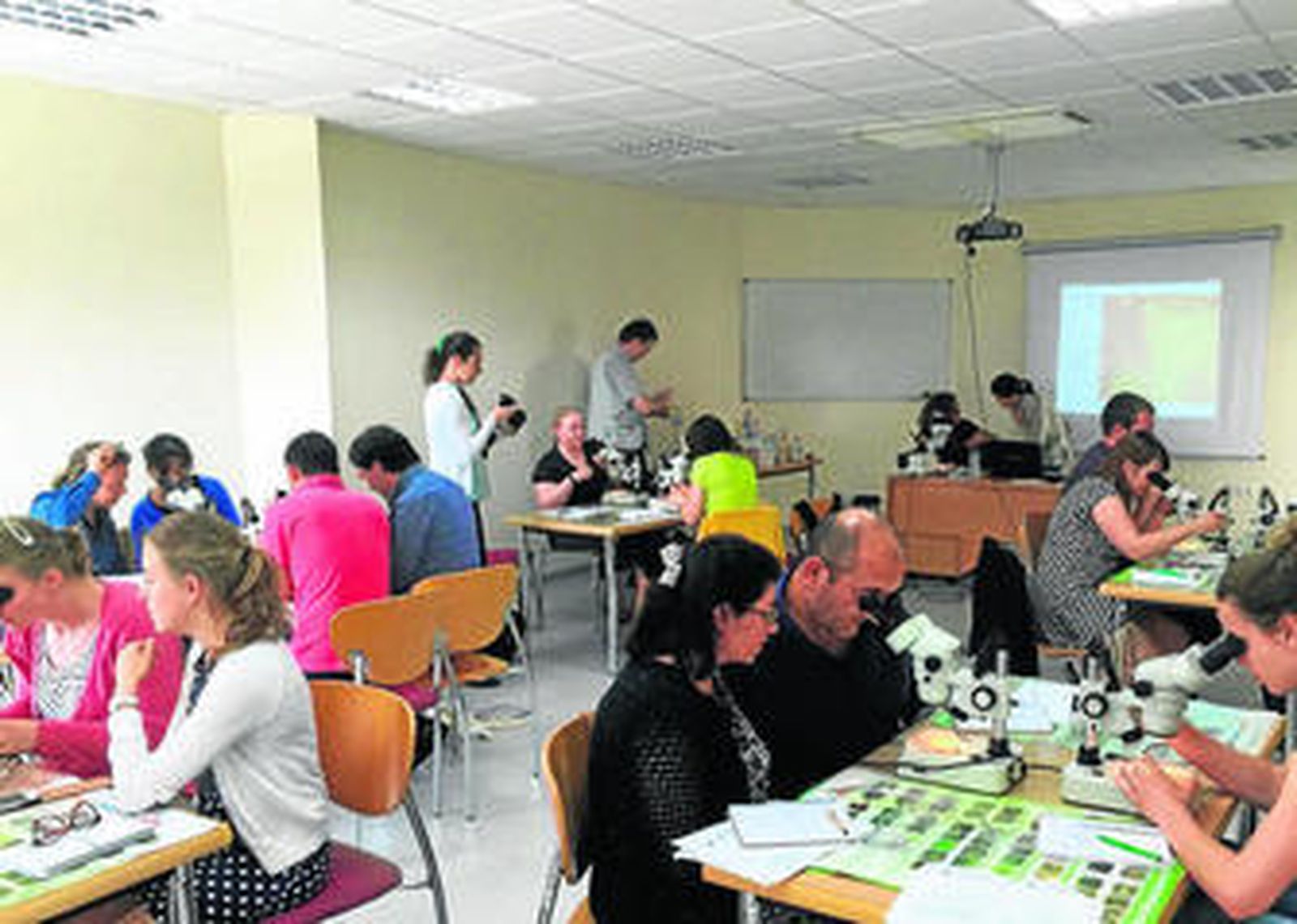 Jóvenes doctores se preparan en el centro del Ifapa en La Mojonera.