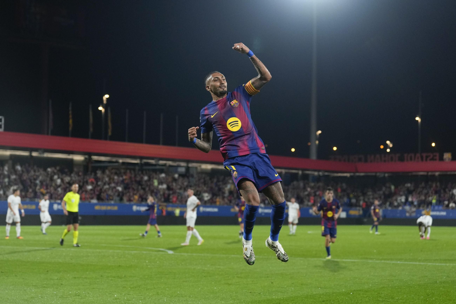 Raphinha celebra su segundo gol ante el Valencia.