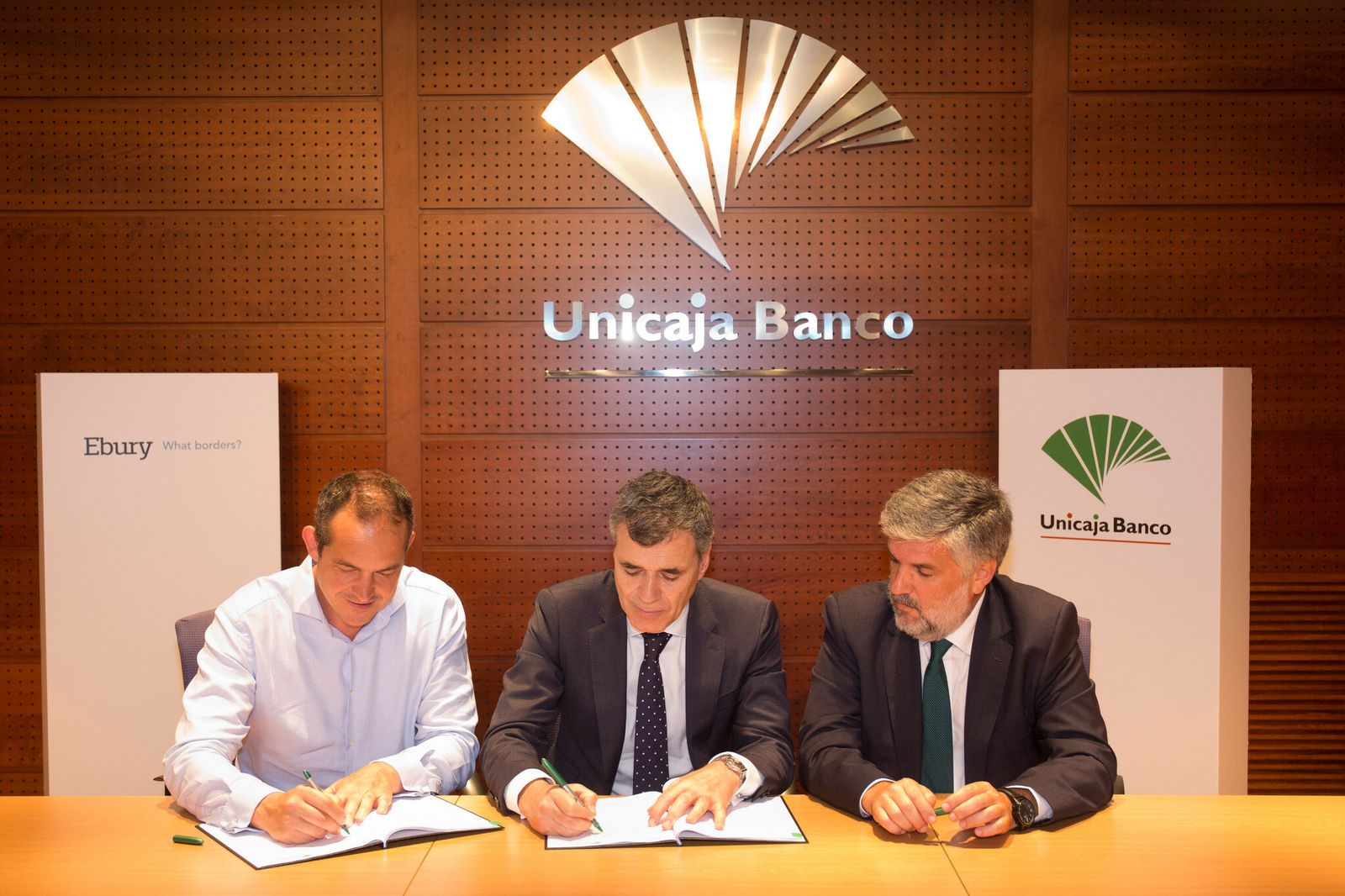 De izquierda a derecha, el consejero celegado y fundador de Ebury, Juan Lobato; el director general de Finanzas de Unicaja Banco, Pablo González, y el director de Banca Especializada, Emilio Mejía.