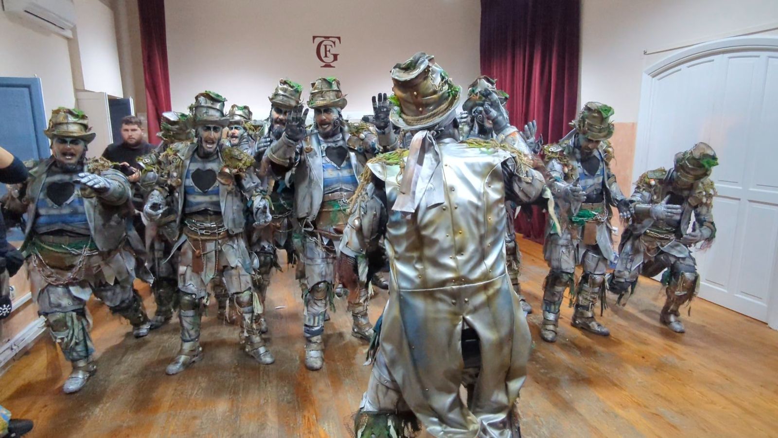 COAC 2026| La presentación de 'Los hombres de hojalata', de los hermanos Pastrana, en camerinos del Falla