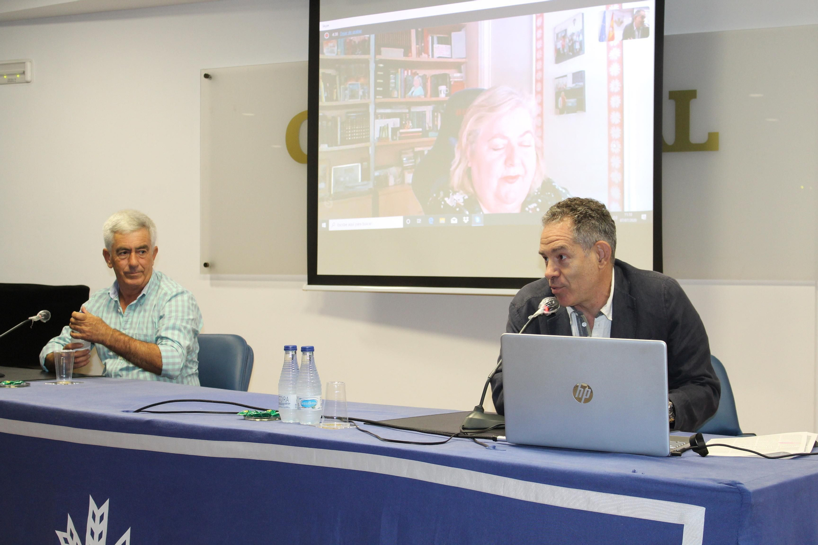 Freshuelva en la Caja Rural, en un momento de la videoconferencia con Clara Aguilera.