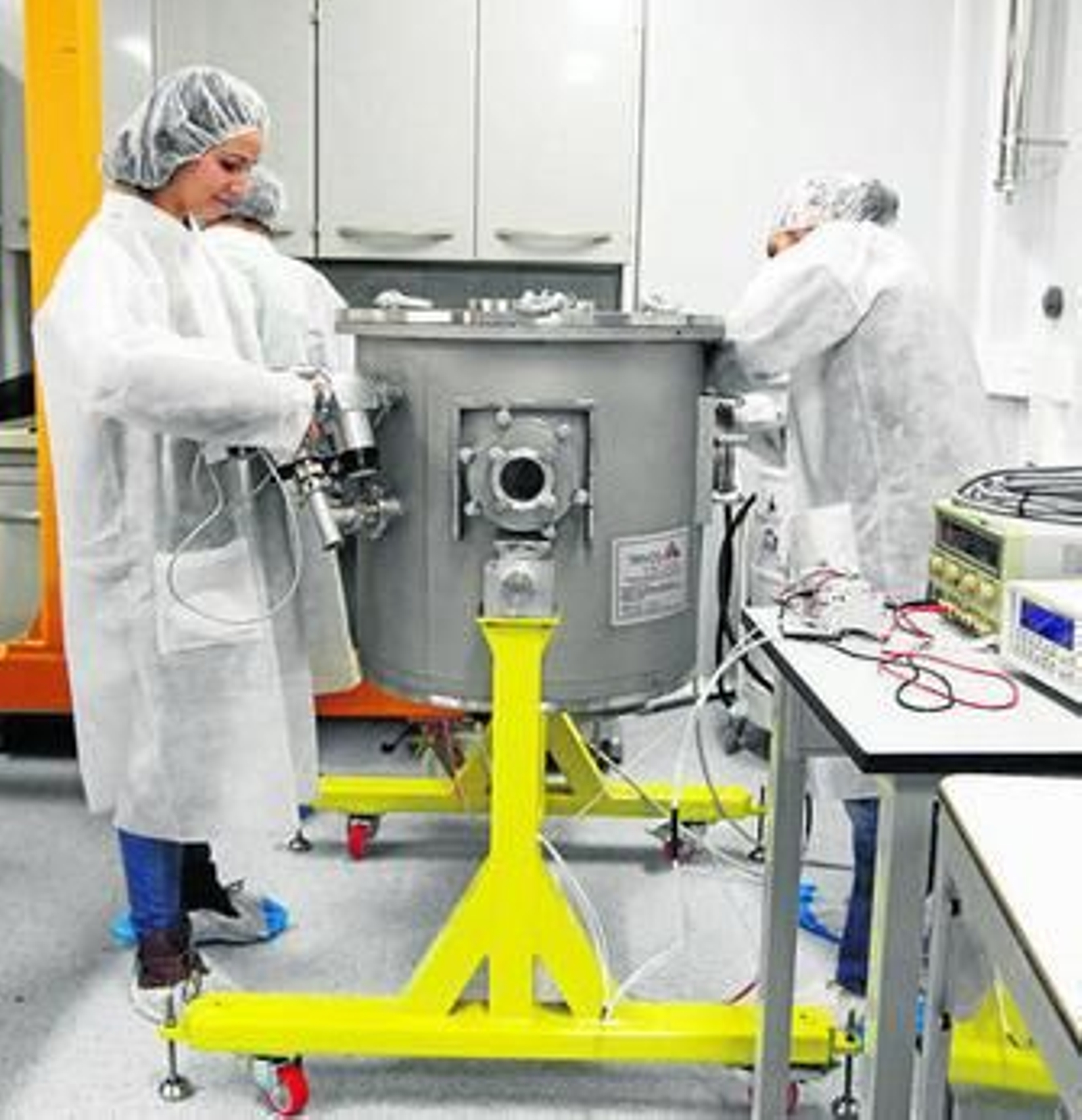 Varios científicos trabajan en un laboratorio.