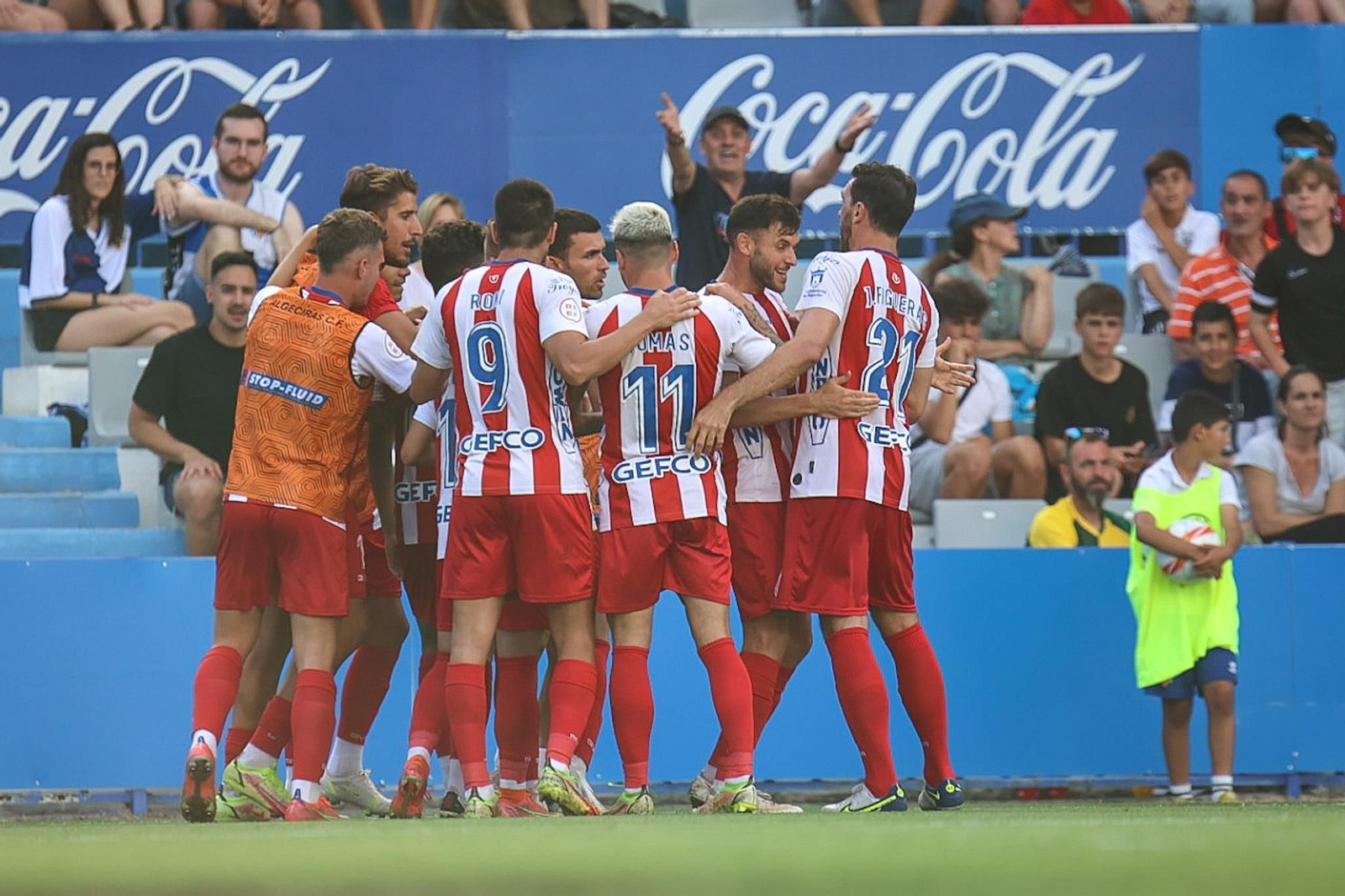El Algeciras hace piña tras marcar en Sabadell.