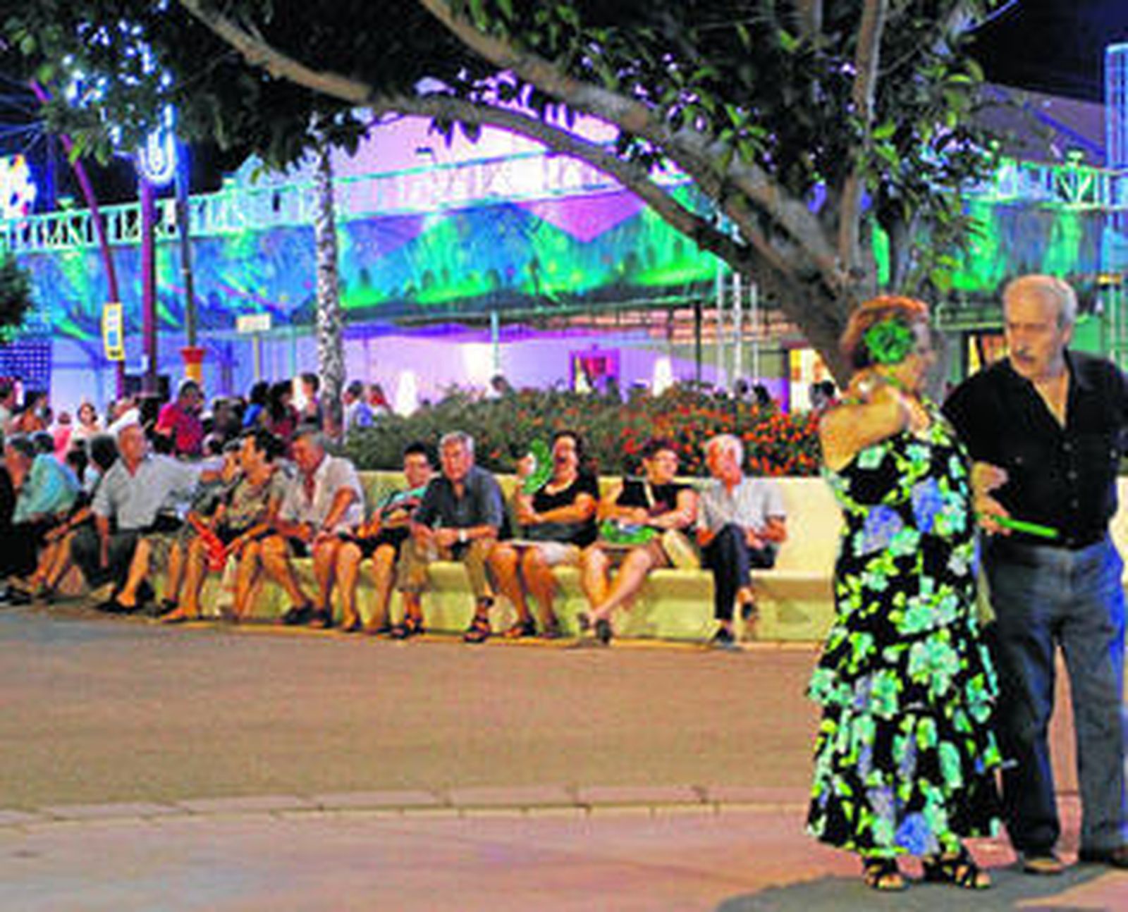 Un pequeño descanso para coger fuerzas en las zonas de esparcimiento del Real y afrontar así con garantías la penúltima noche de Feria.