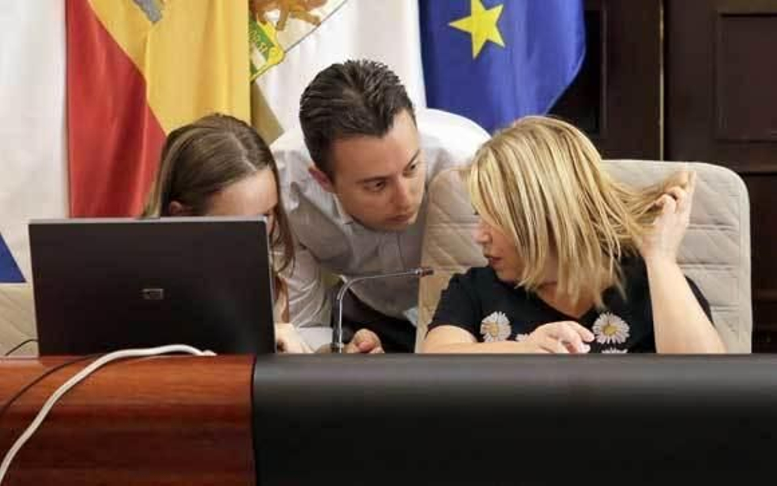 Mamen Sánchez con Santiago Galván y Laura Álvarez, ayer en un momento del pleno. /Manuel Aranda
