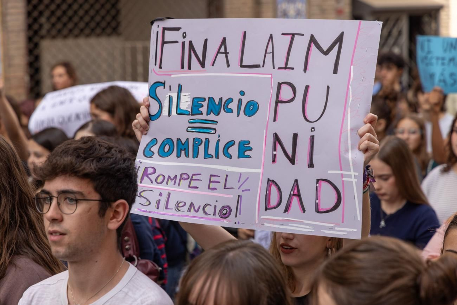 oncentración-manifestación en la plaza de la Constitución por la huelga de estudiantes por la víctima de acoso