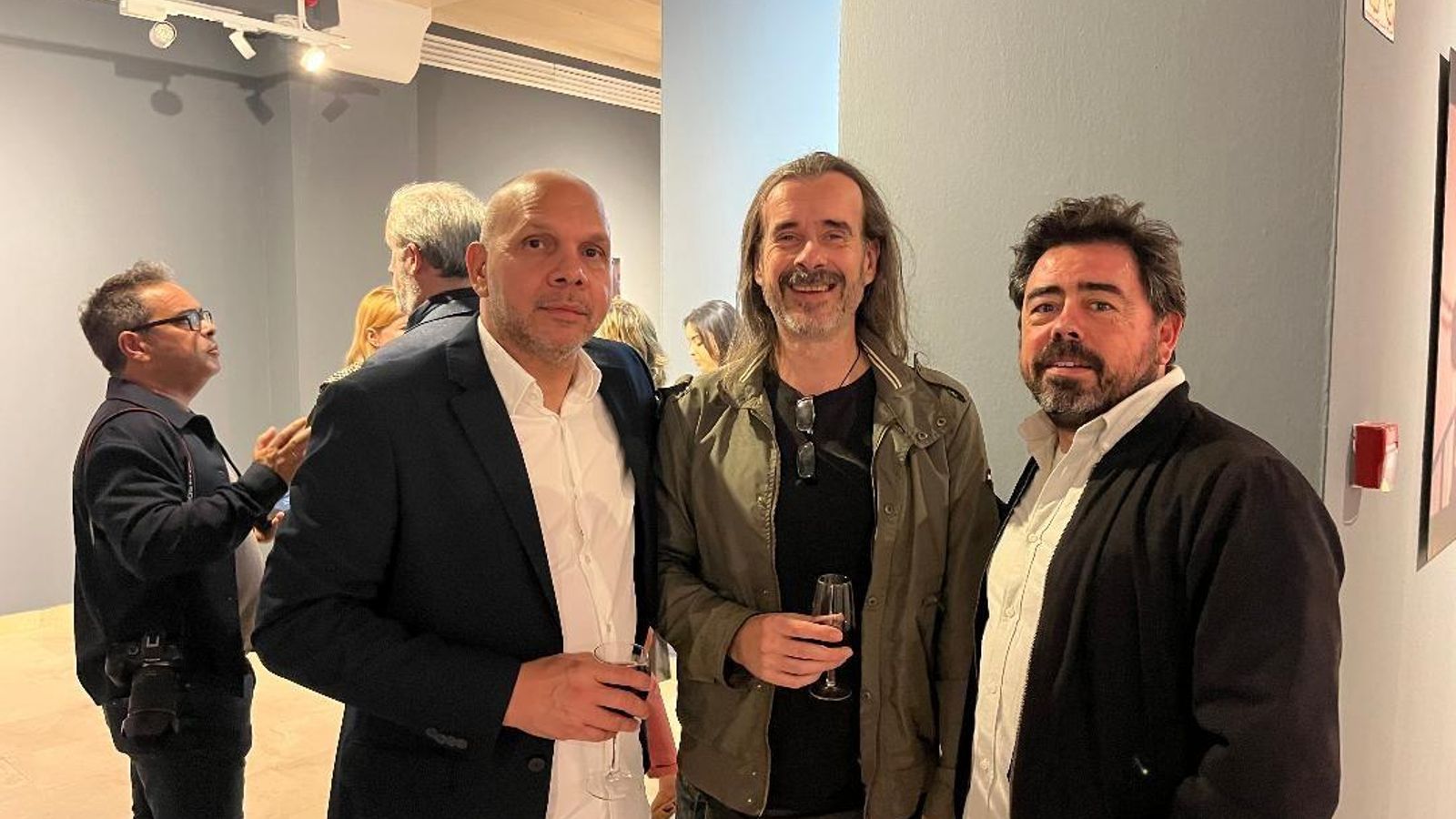 El comisario de la exposición, Miguel Gómez, con  Francis Jiménez y Gonzalo Höhr.