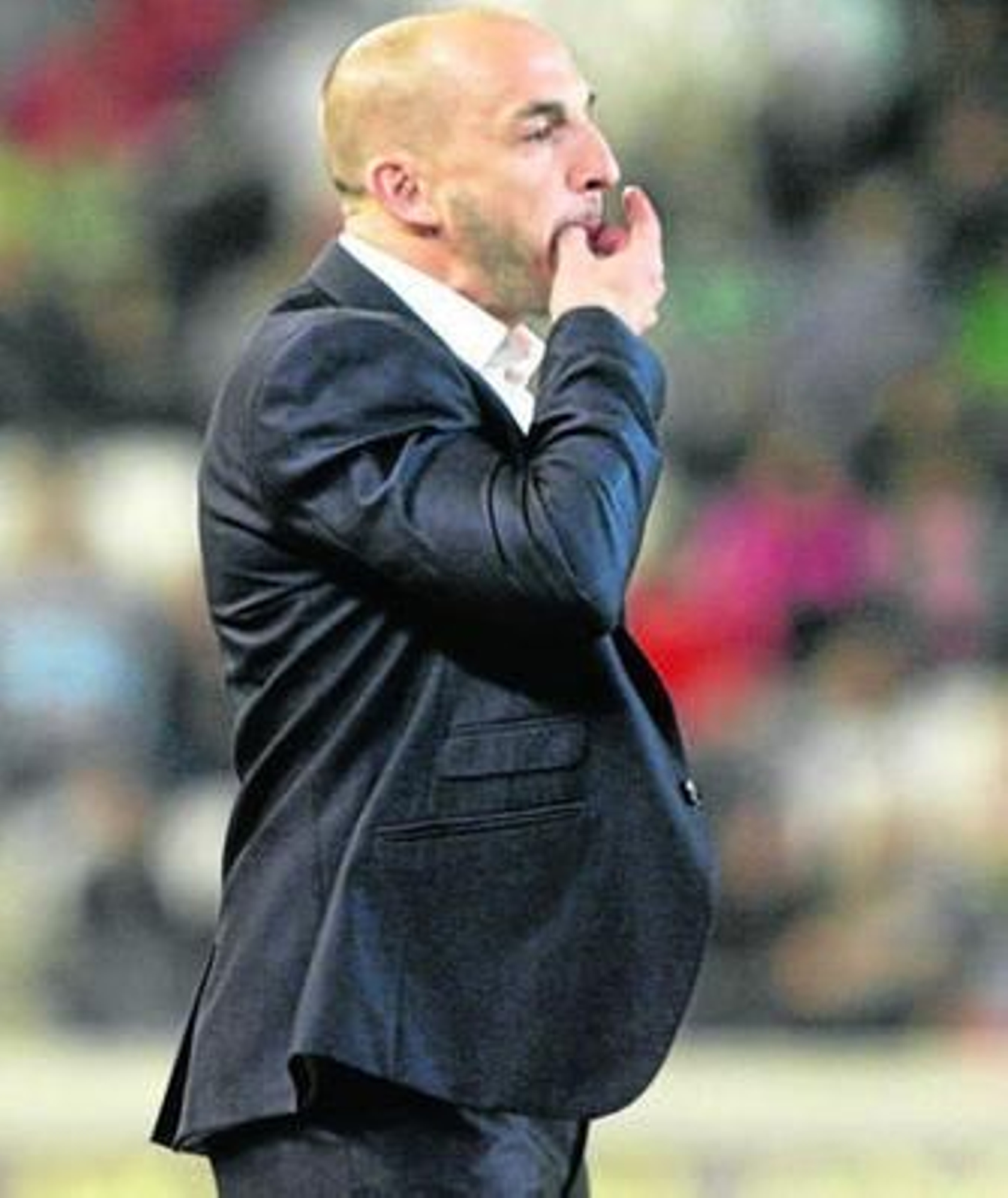 Albert Ferrer silba para llamar la atención de sus jugadores durante el partido de ayer.