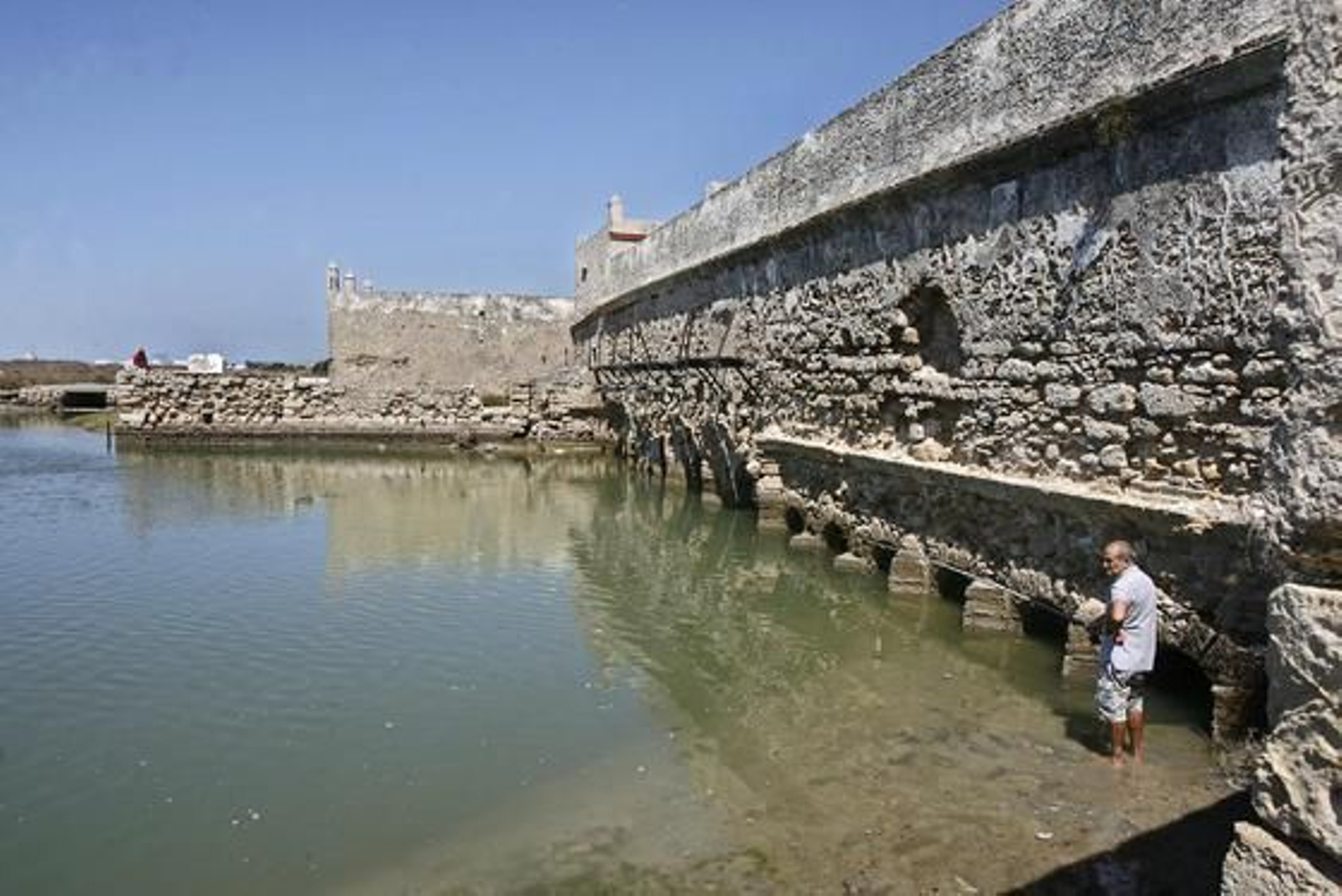Este es el desolador aspecto que presenta actualmente el molino de mareas del río Arillo.

Foto: Joaquin Pino
