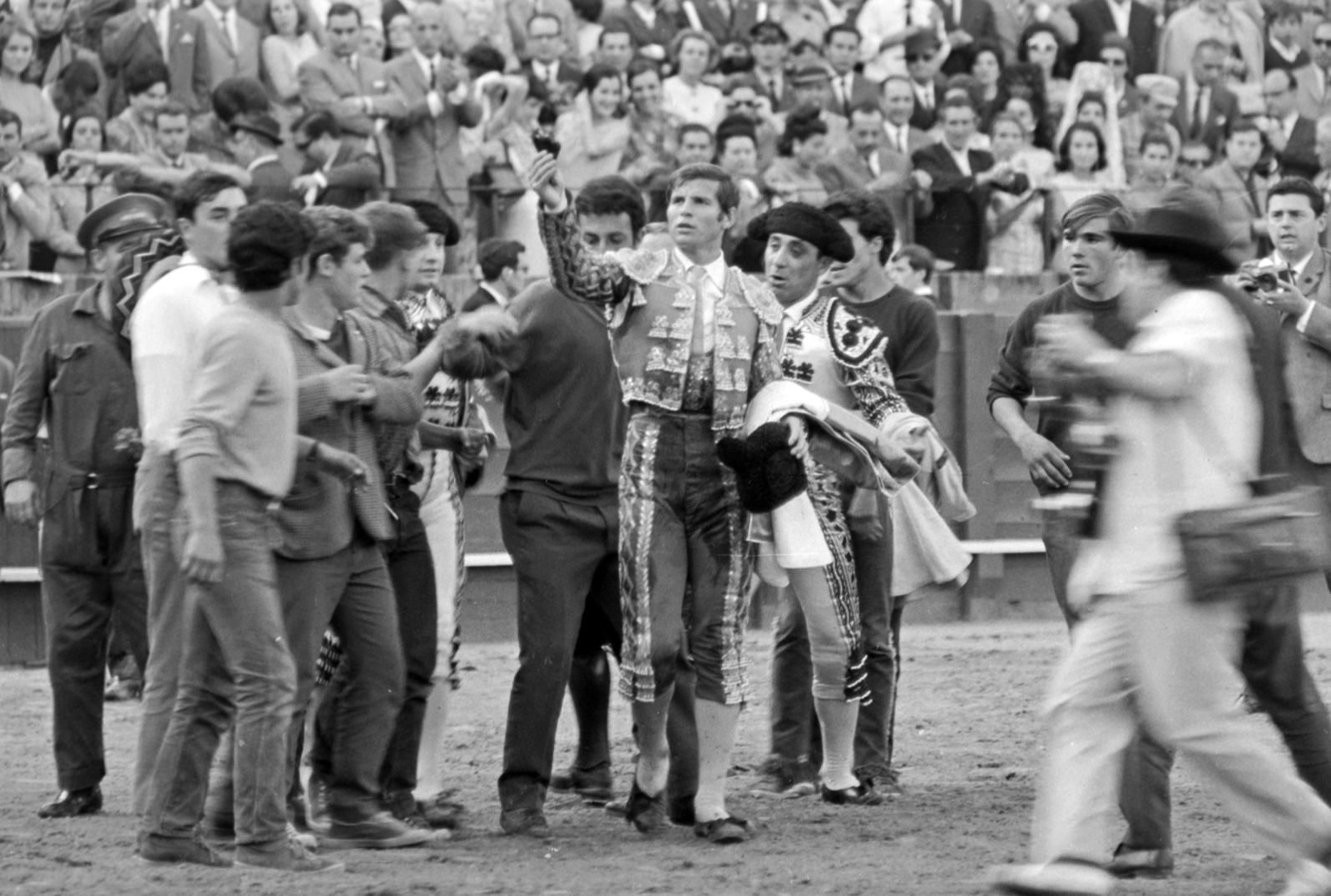 Manuel Benítez, en loor de multitud, muestra la oreja del sexto 'torrestrella' corrido aquel viernes de Feria del 67.