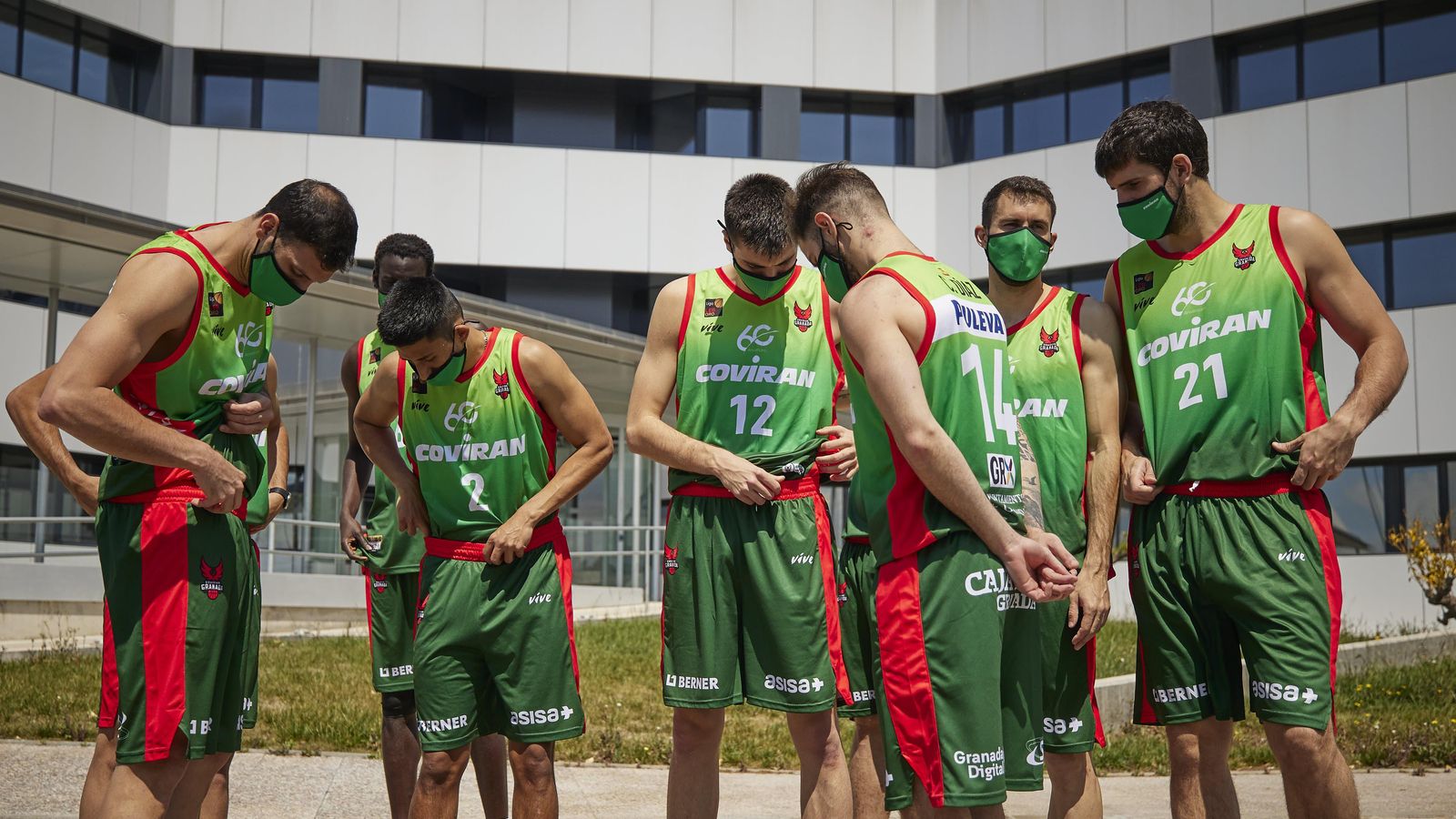 Los jugadores se visten con la nueva indumentaria.