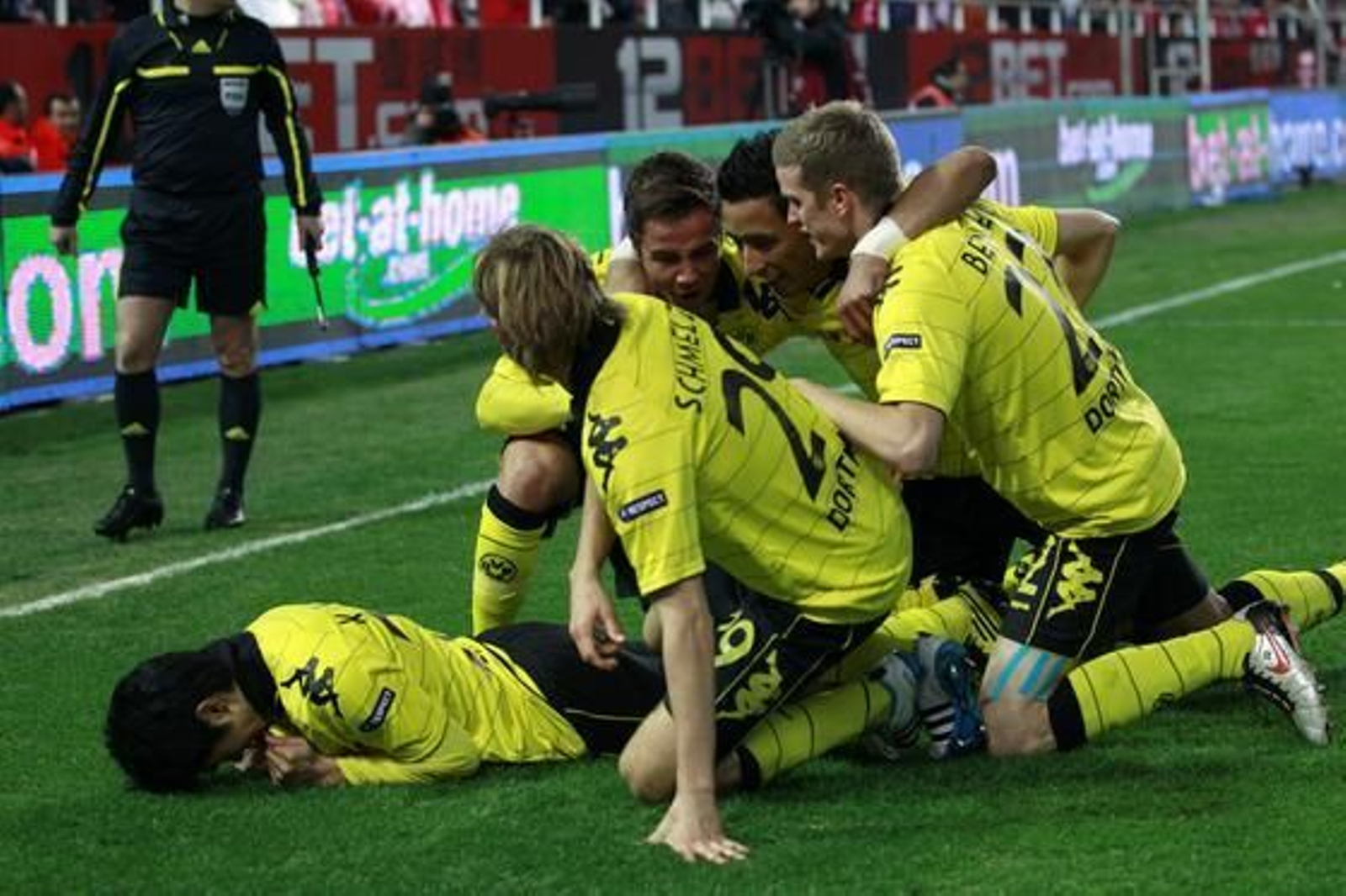 El Sevilla pasa a la siguiente ronda de la Liga Europa tras empatar 2-2 con el Borussia Dortmund. / Reuters